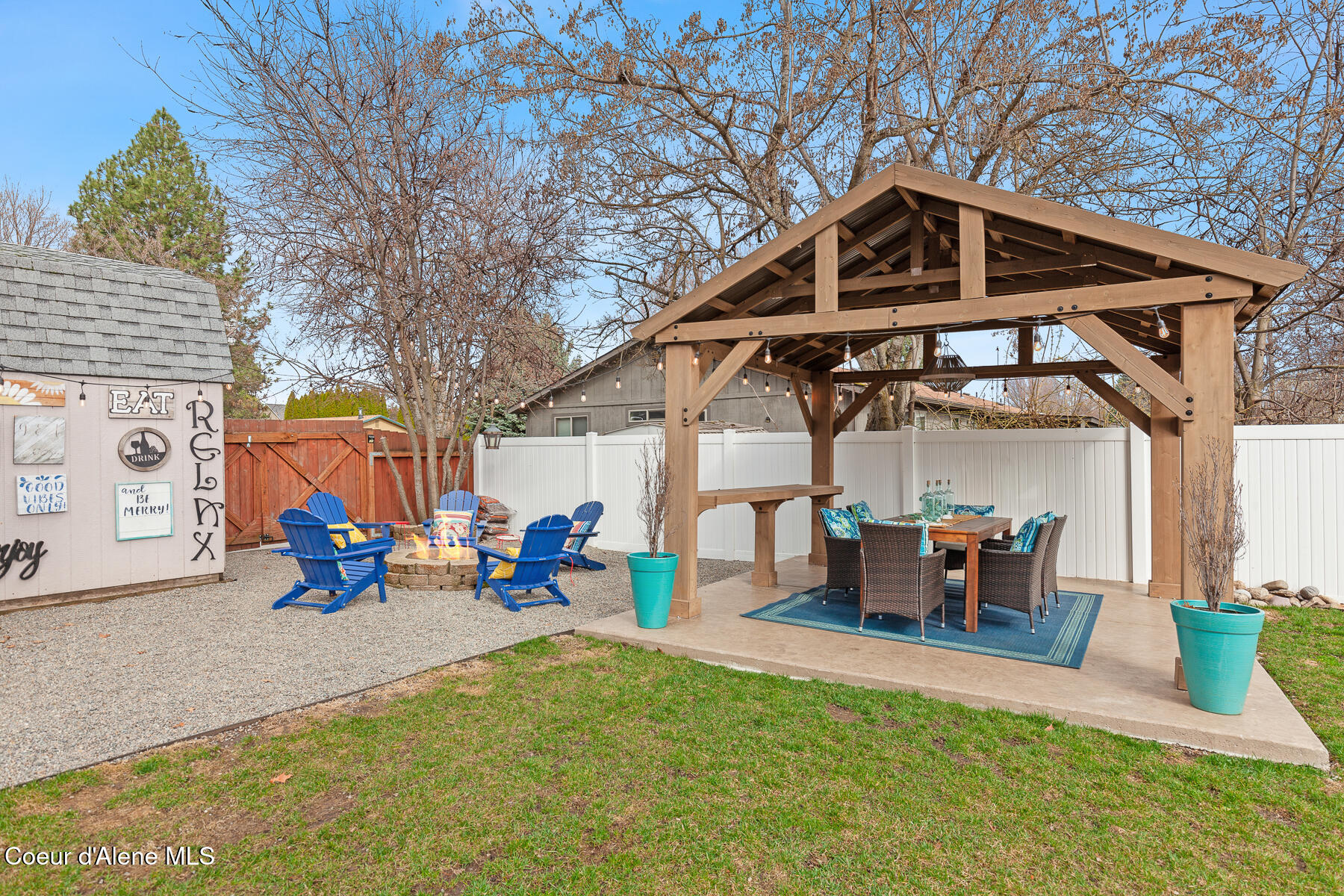 9938 N Hillview Dr