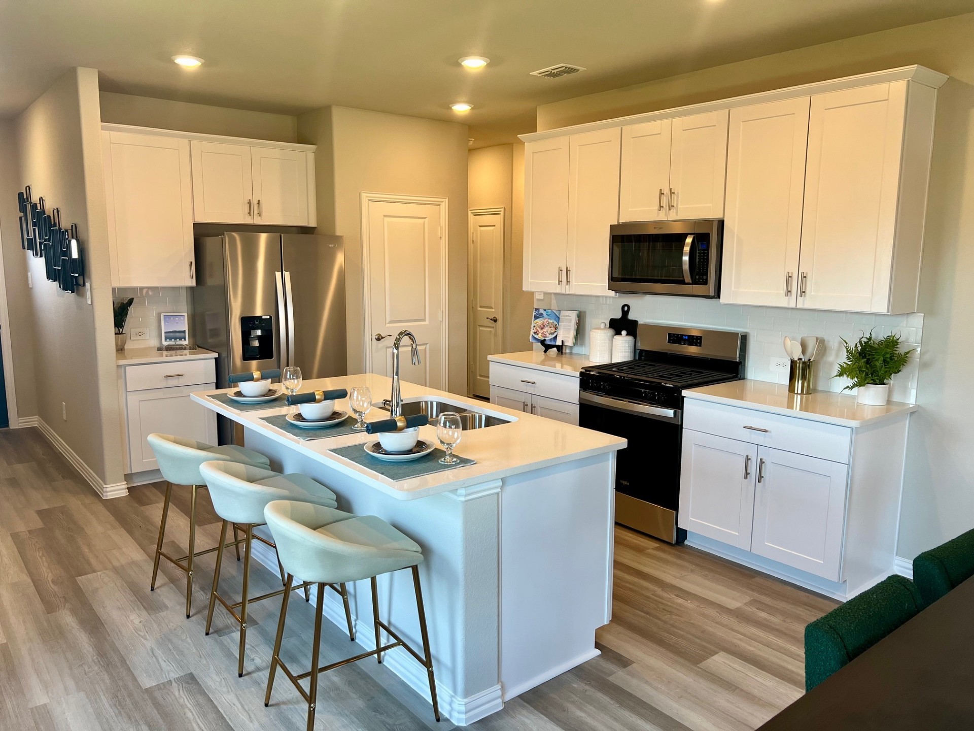 4104 Zoe Lane