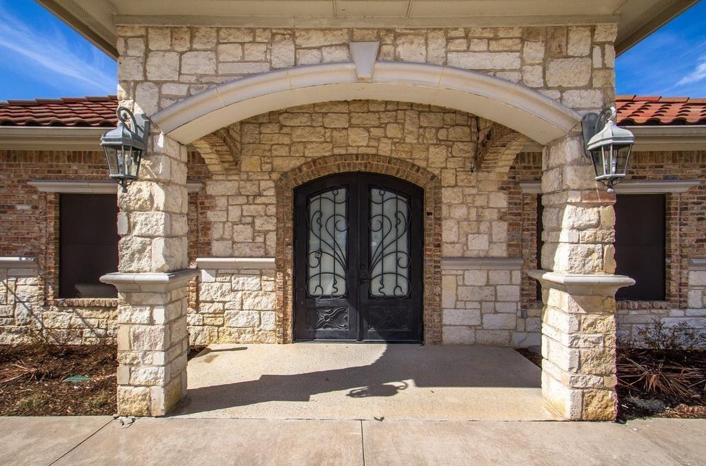 1135 Kinwest Parkway 150