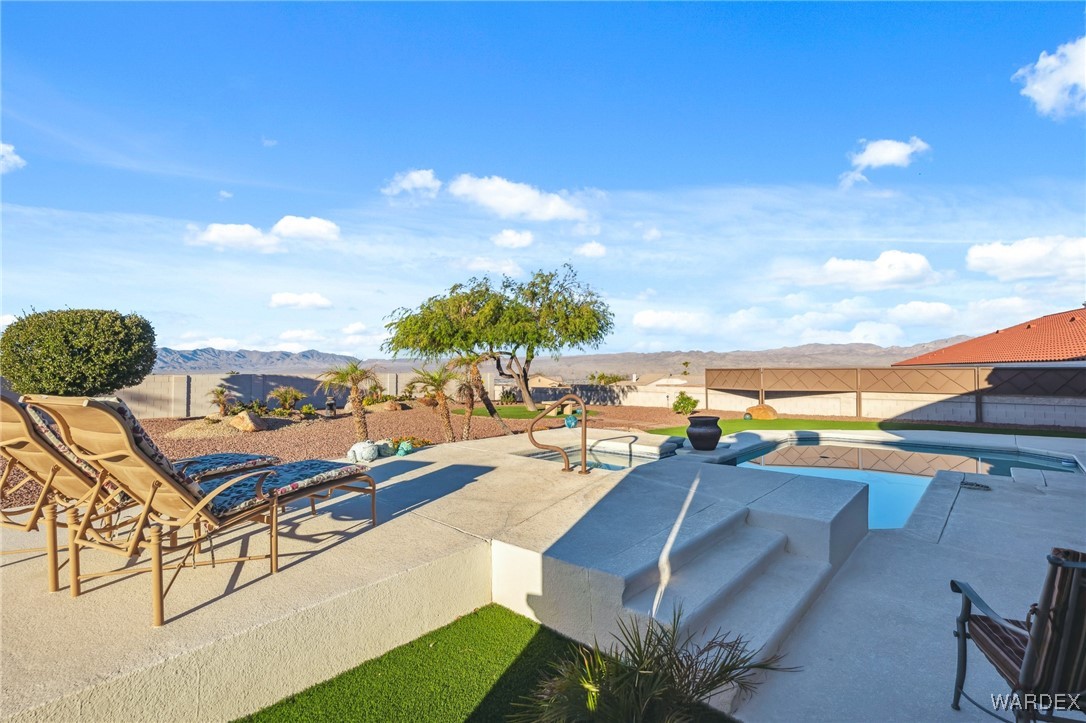 2892 Cresthill Dr.