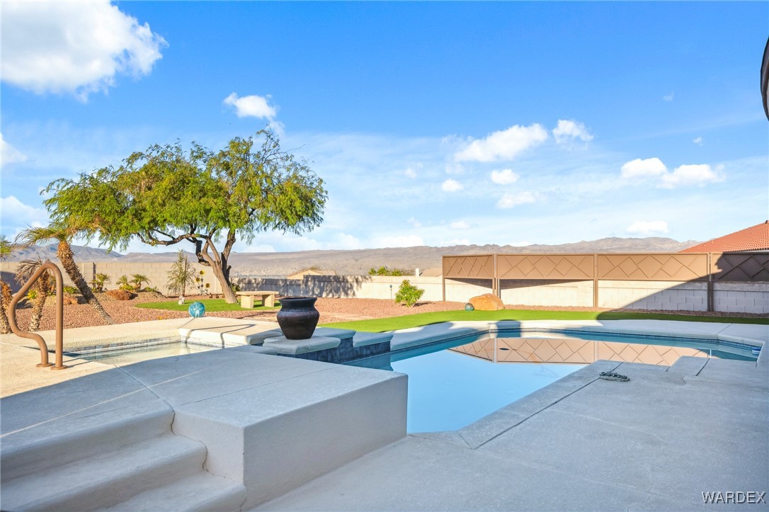 2892 Cresthill Dr.