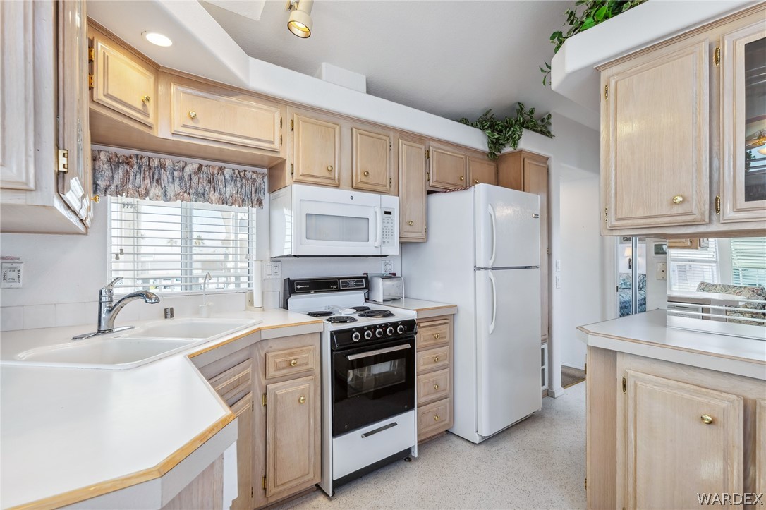 2000 Ramar Road 211