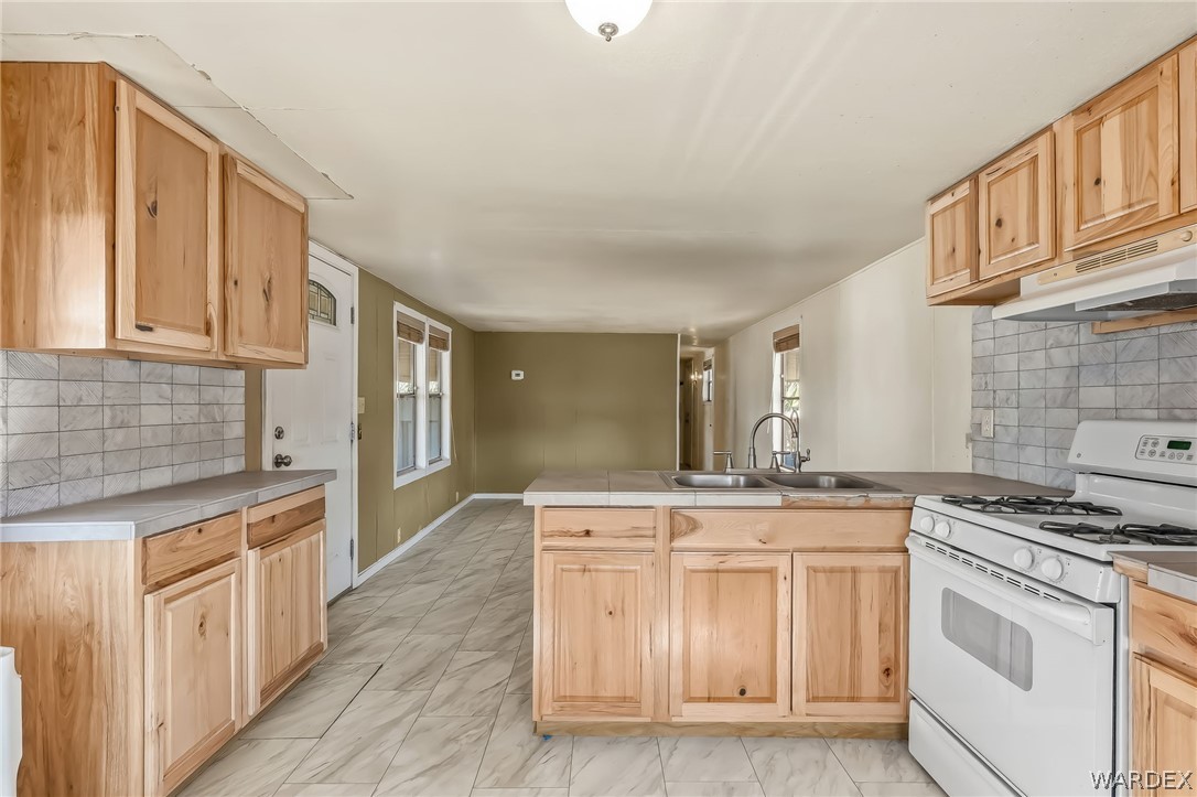2233 Ventura Drive