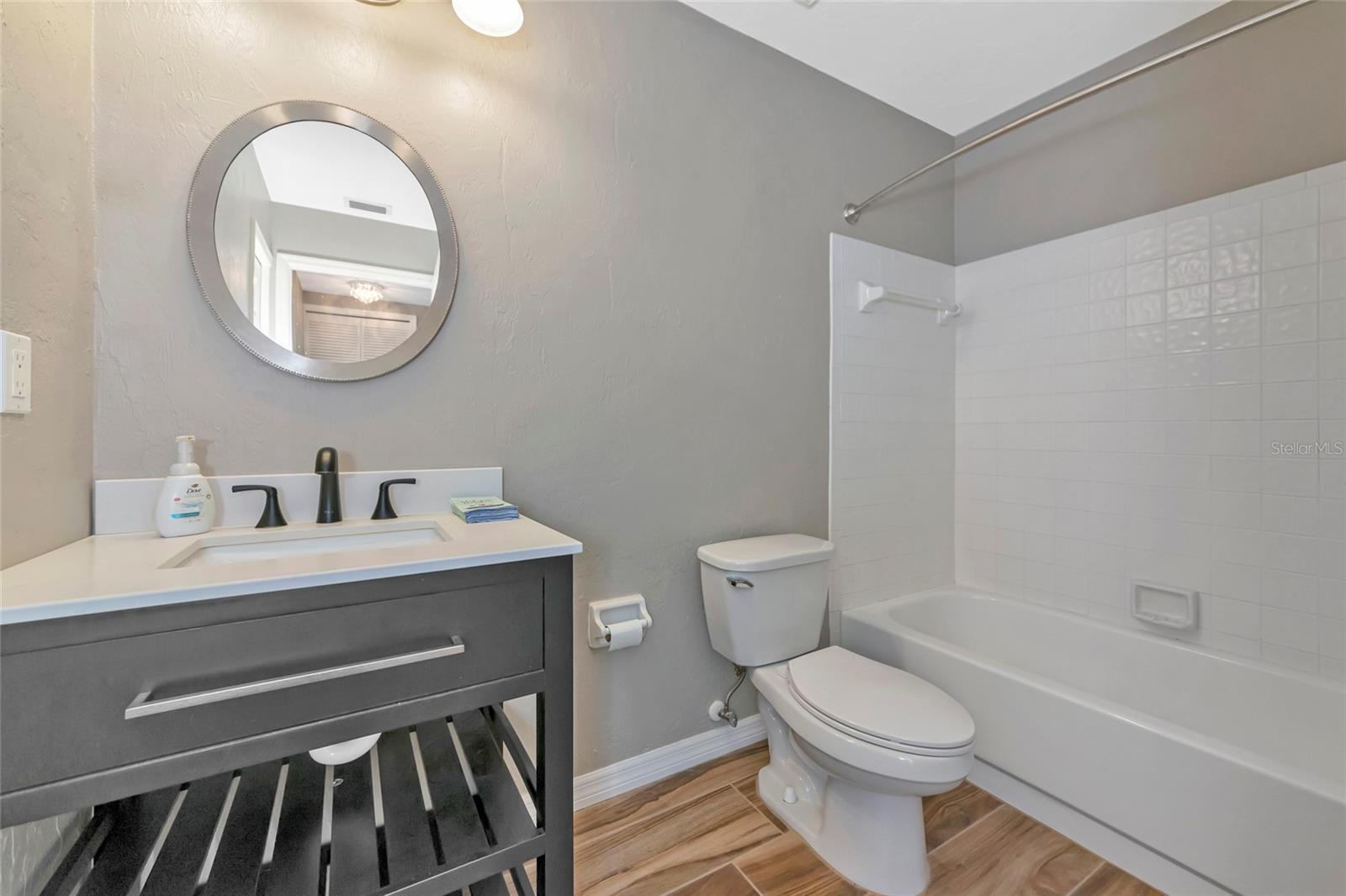 1712 STARLING DR #101