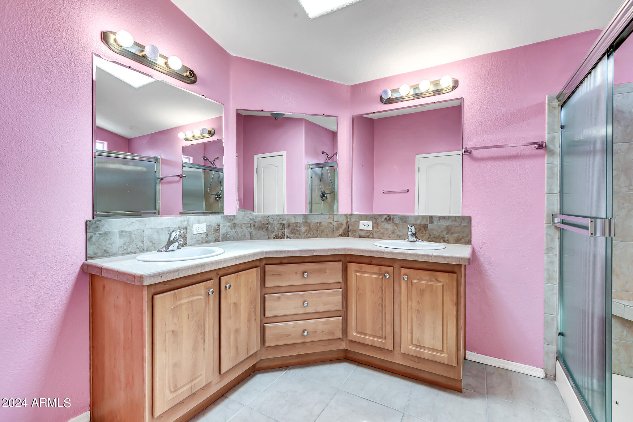 2401 W SOUTHERN Avenue, 82