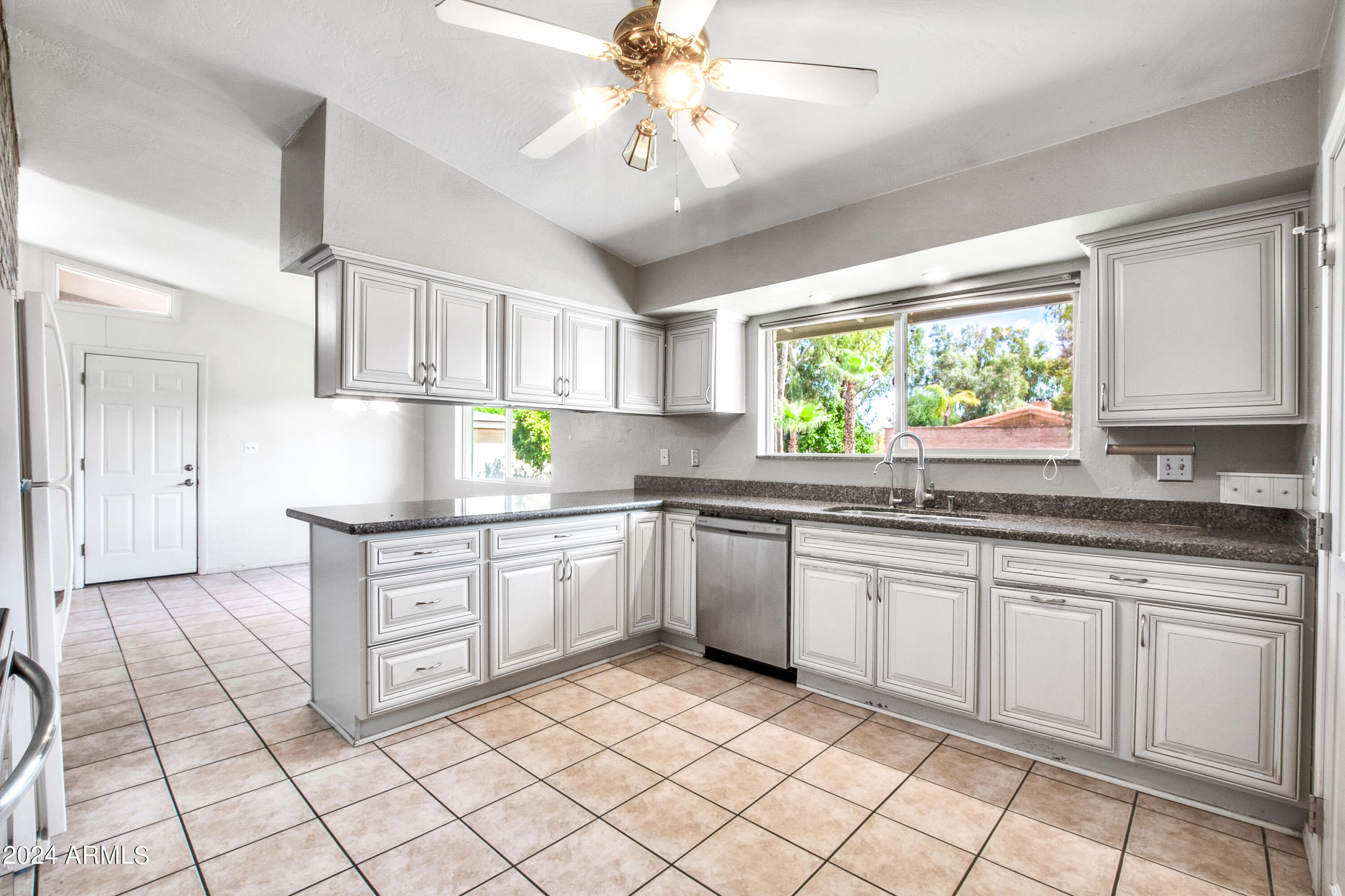 625 W GIBRALTAR Lane