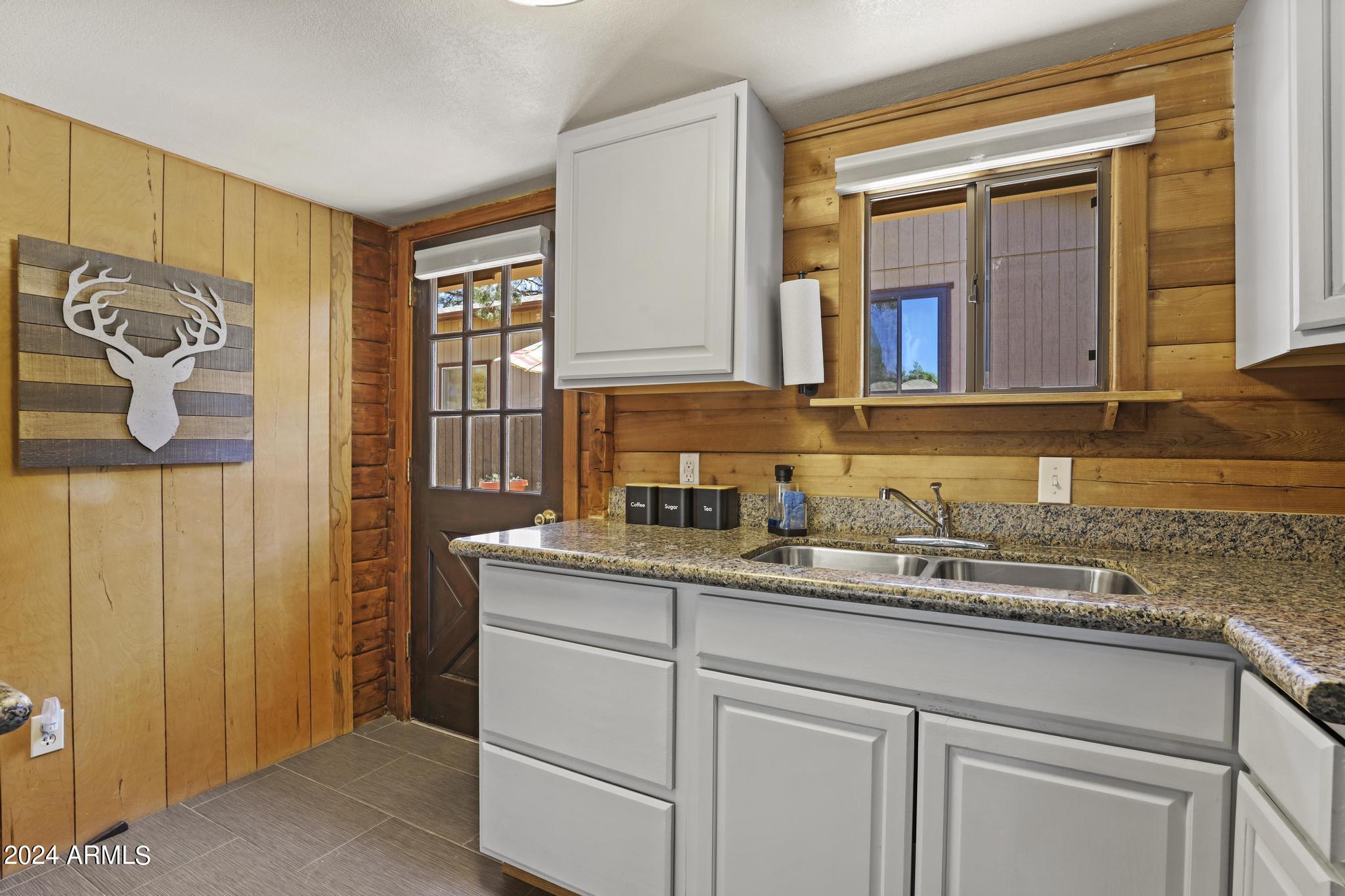 607 N EASY Street
