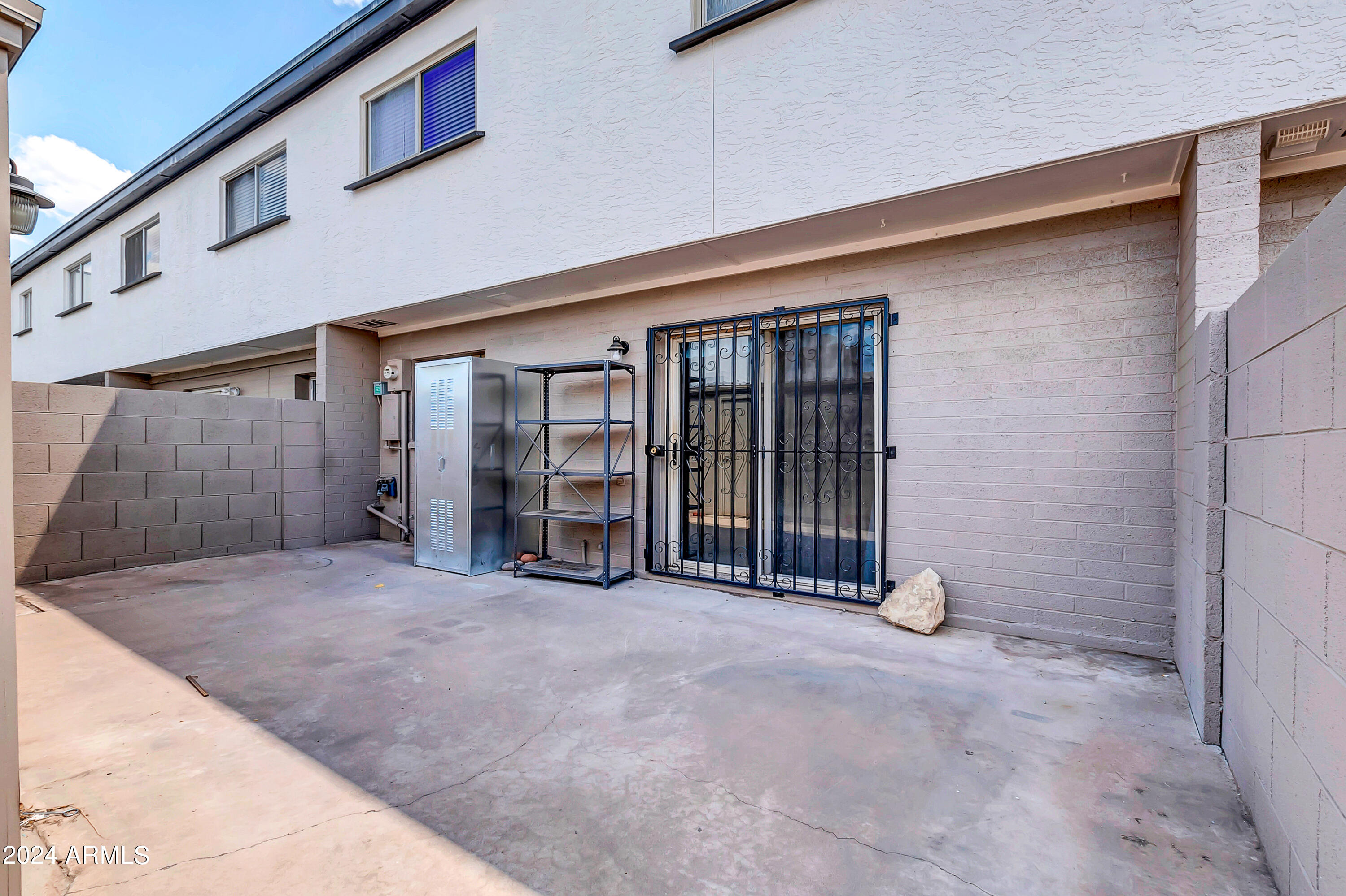 2931 E FAIRMOUNT Avenue