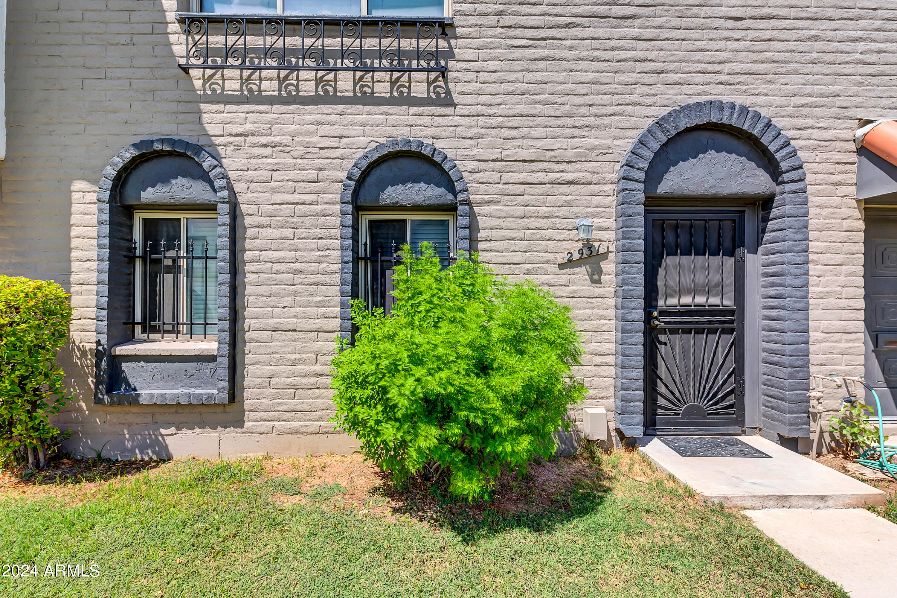 2931 E FAIRMOUNT Avenue