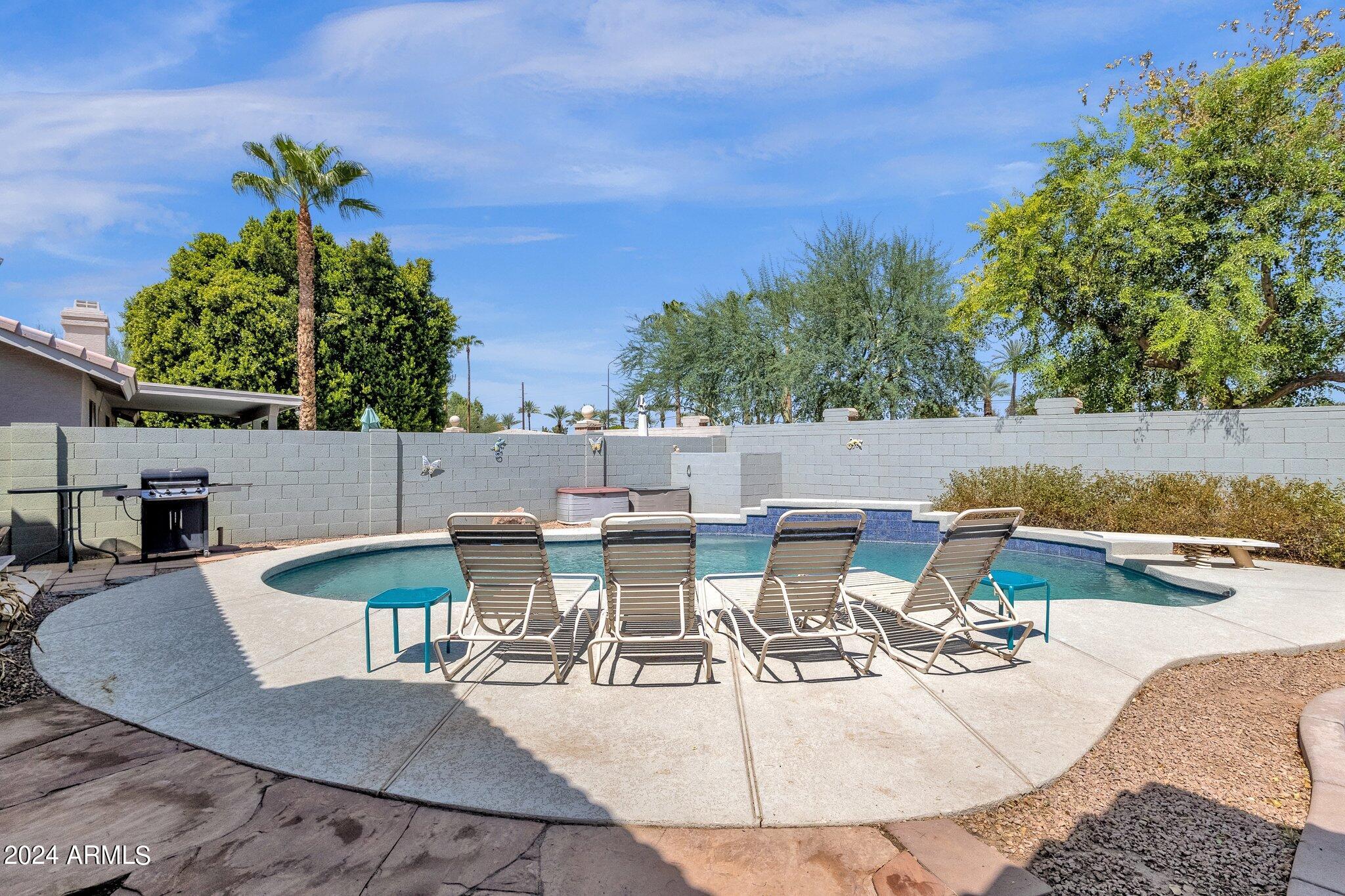 532 W CENTURY Avenue