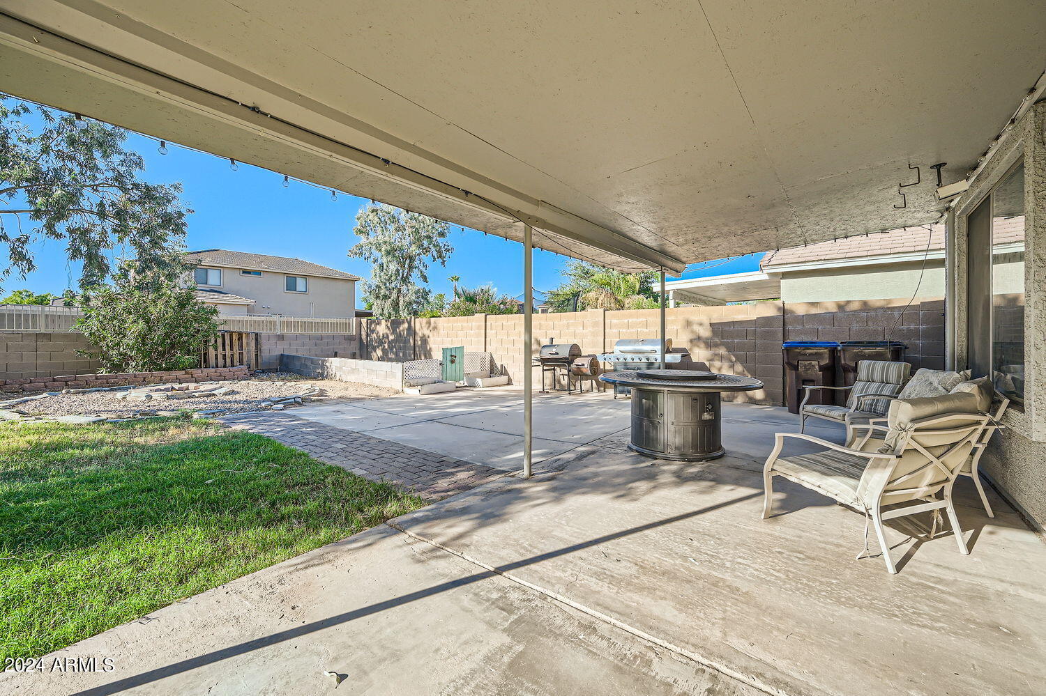 2475 W DESERT SPRING Way
