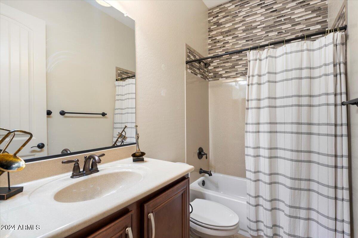 9033 E IVYGLEN Circle