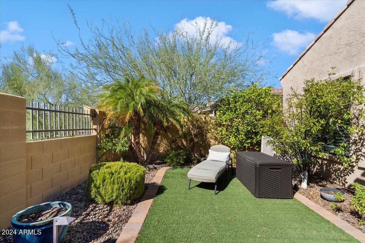 9033 E IVYGLEN Circle