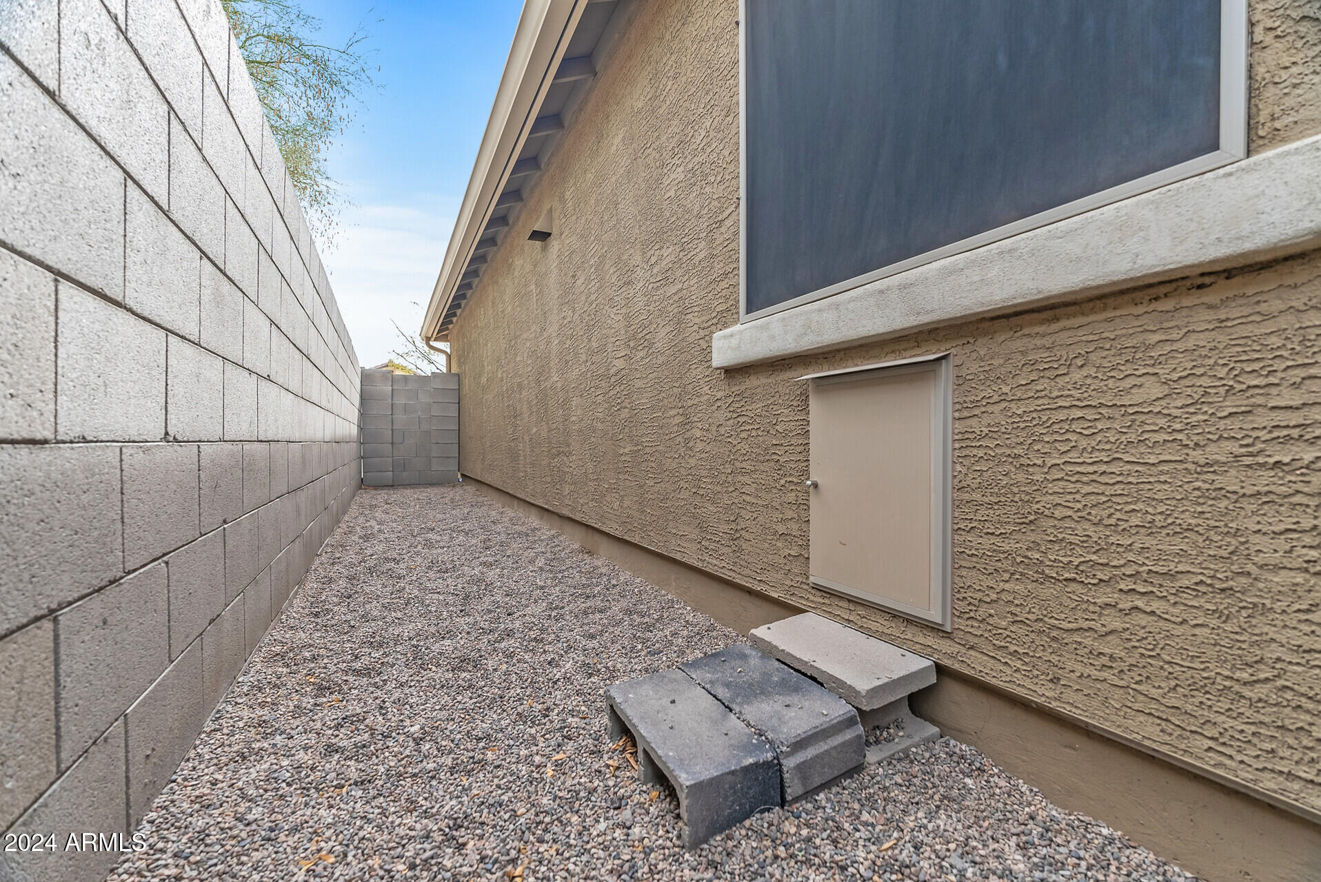 442 W BLACK HAWK Place