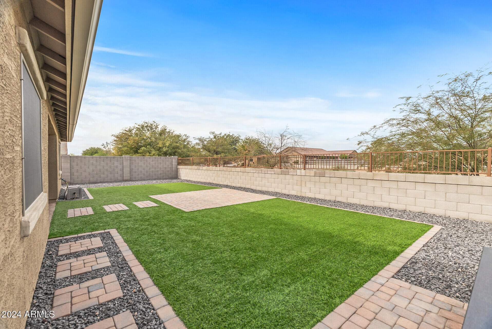 442 W BLACK HAWK Place