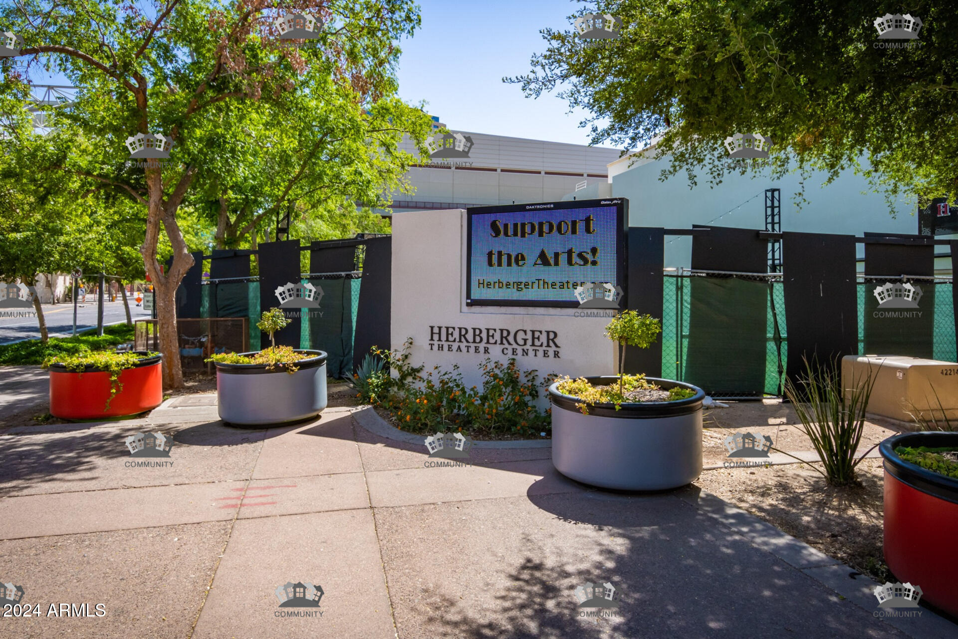 1518 W MONROE Street -