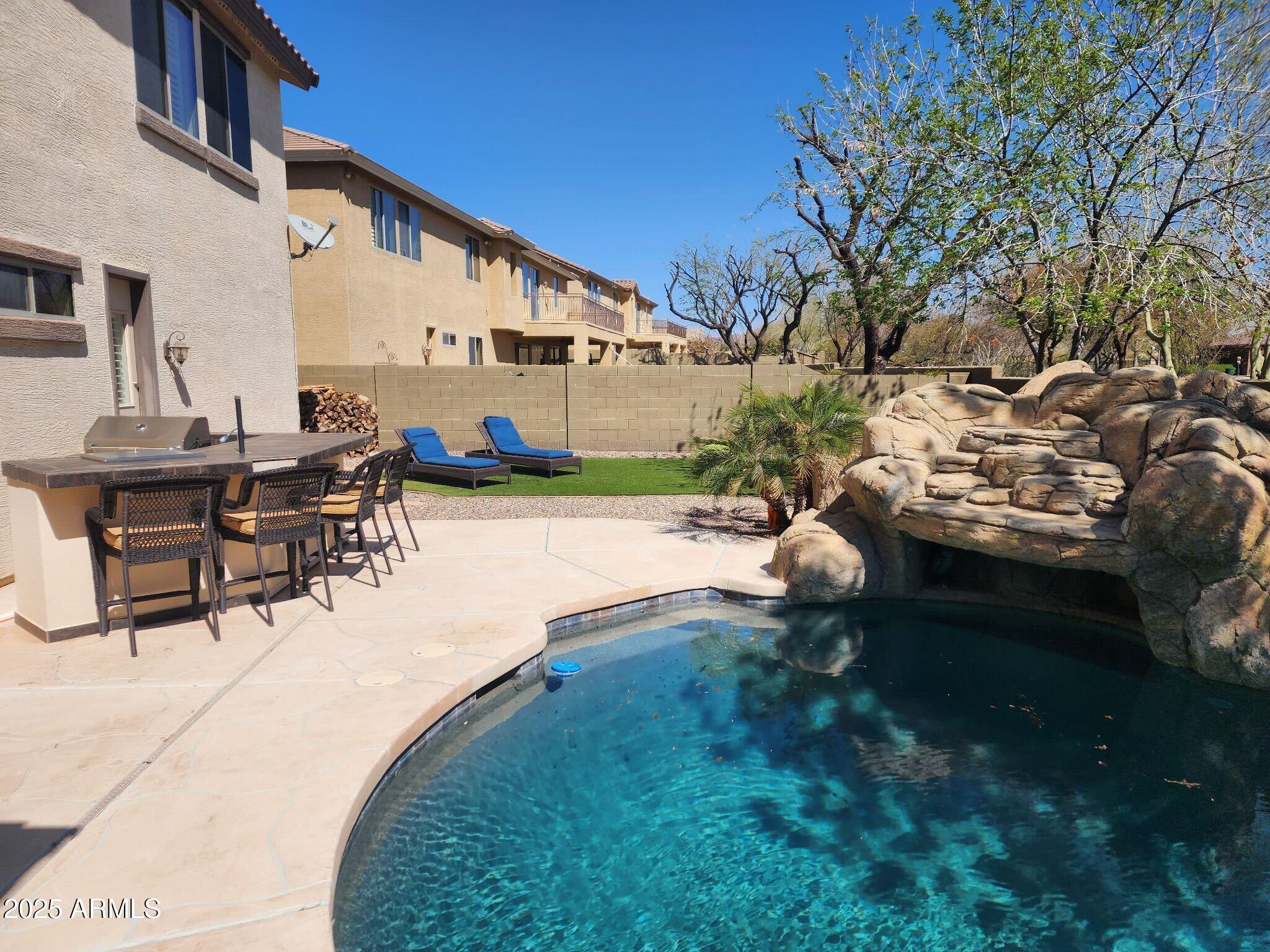 40213 N NOBLE HAWK Court