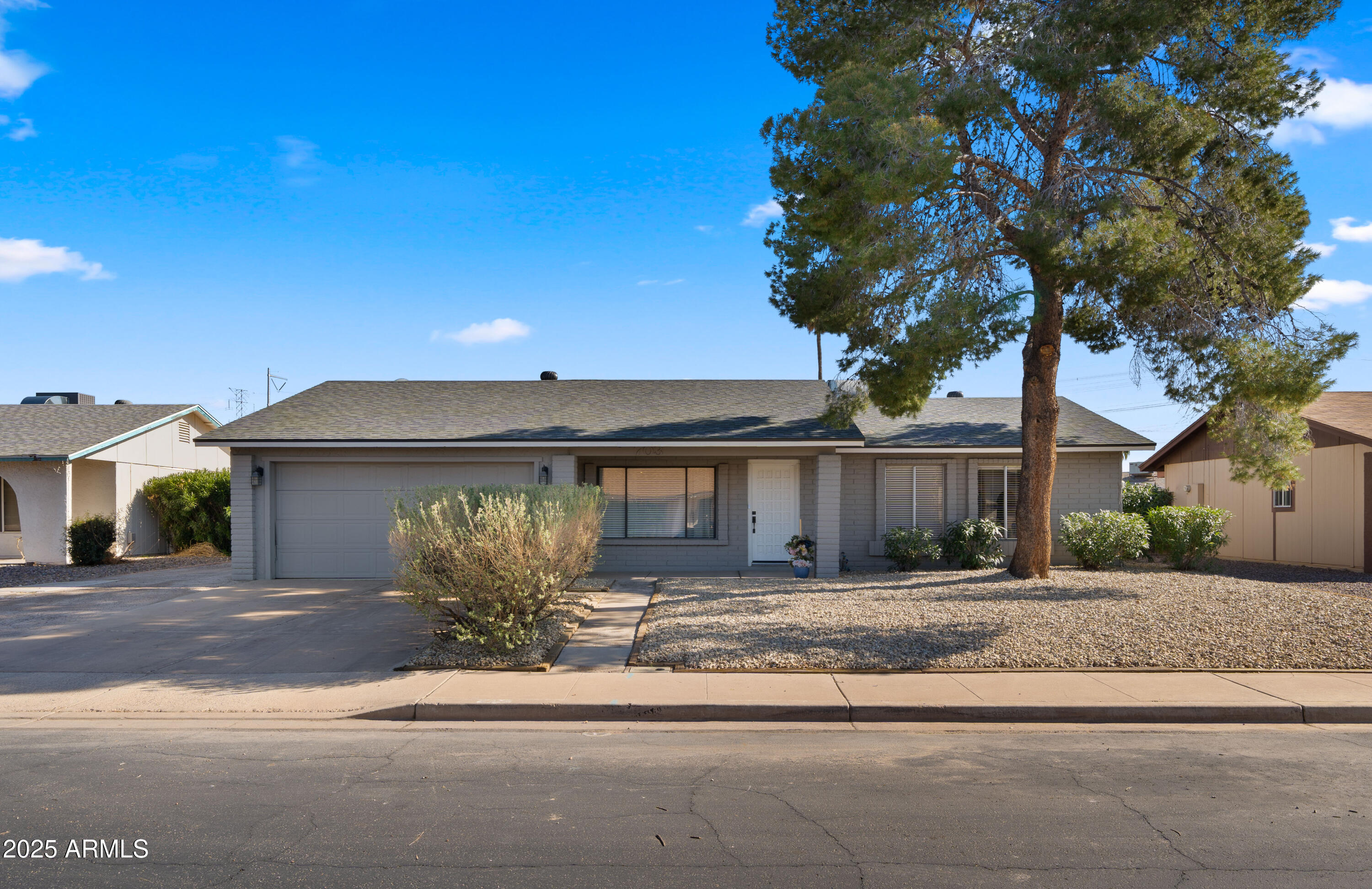 703 W POSADA Avenue