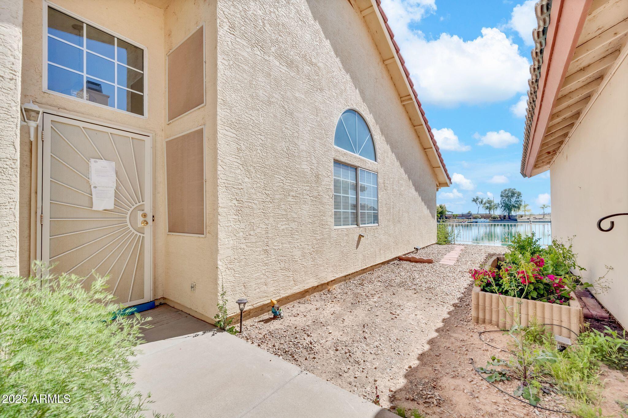 2094 N SWEETWATER Drive