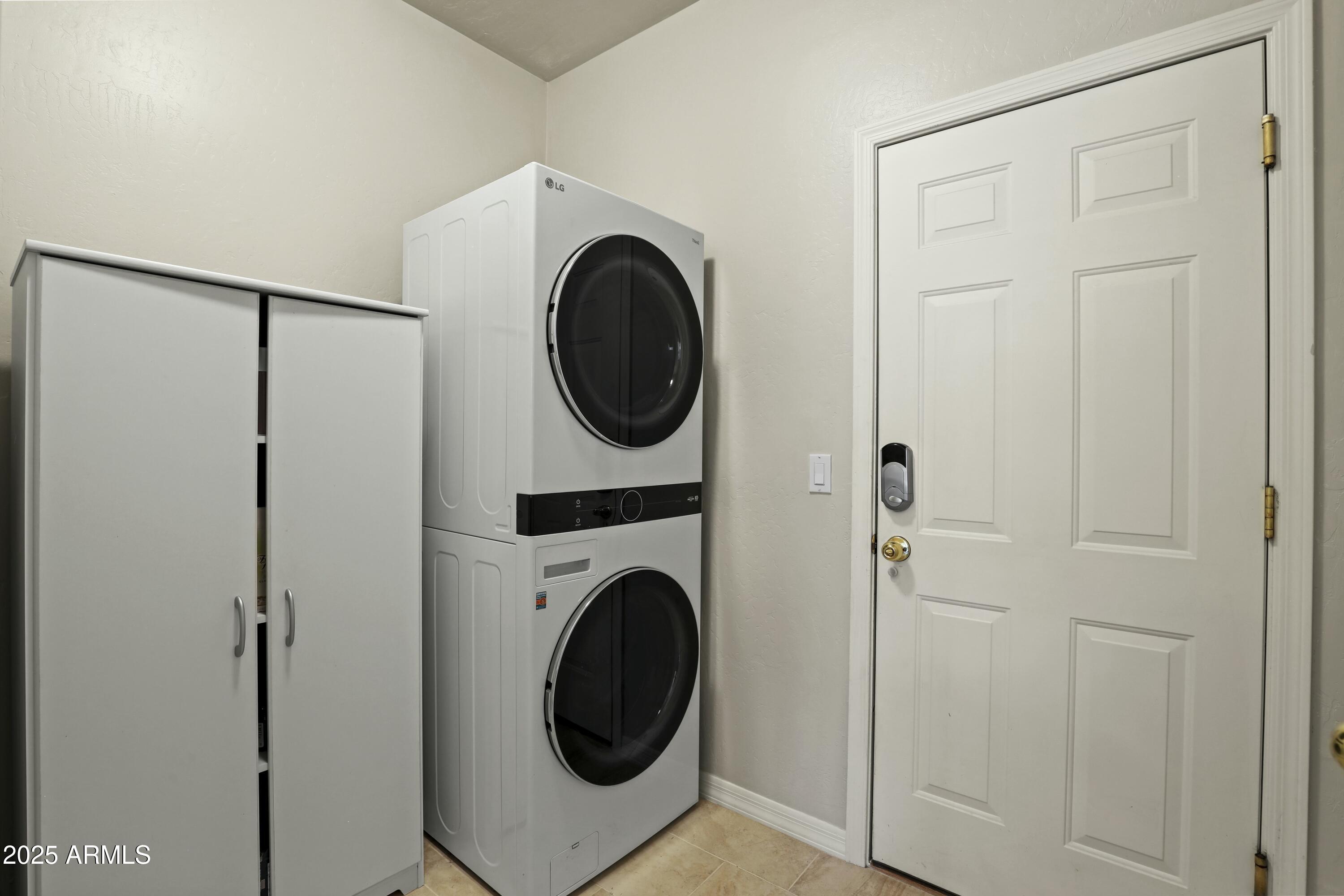 301 W CHRISTOPHER Point