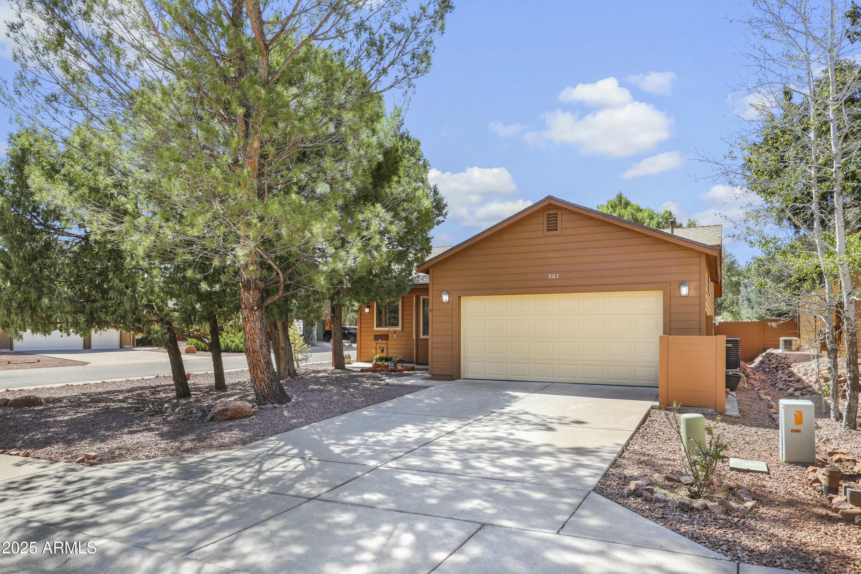 301 W CHRISTOPHER Point