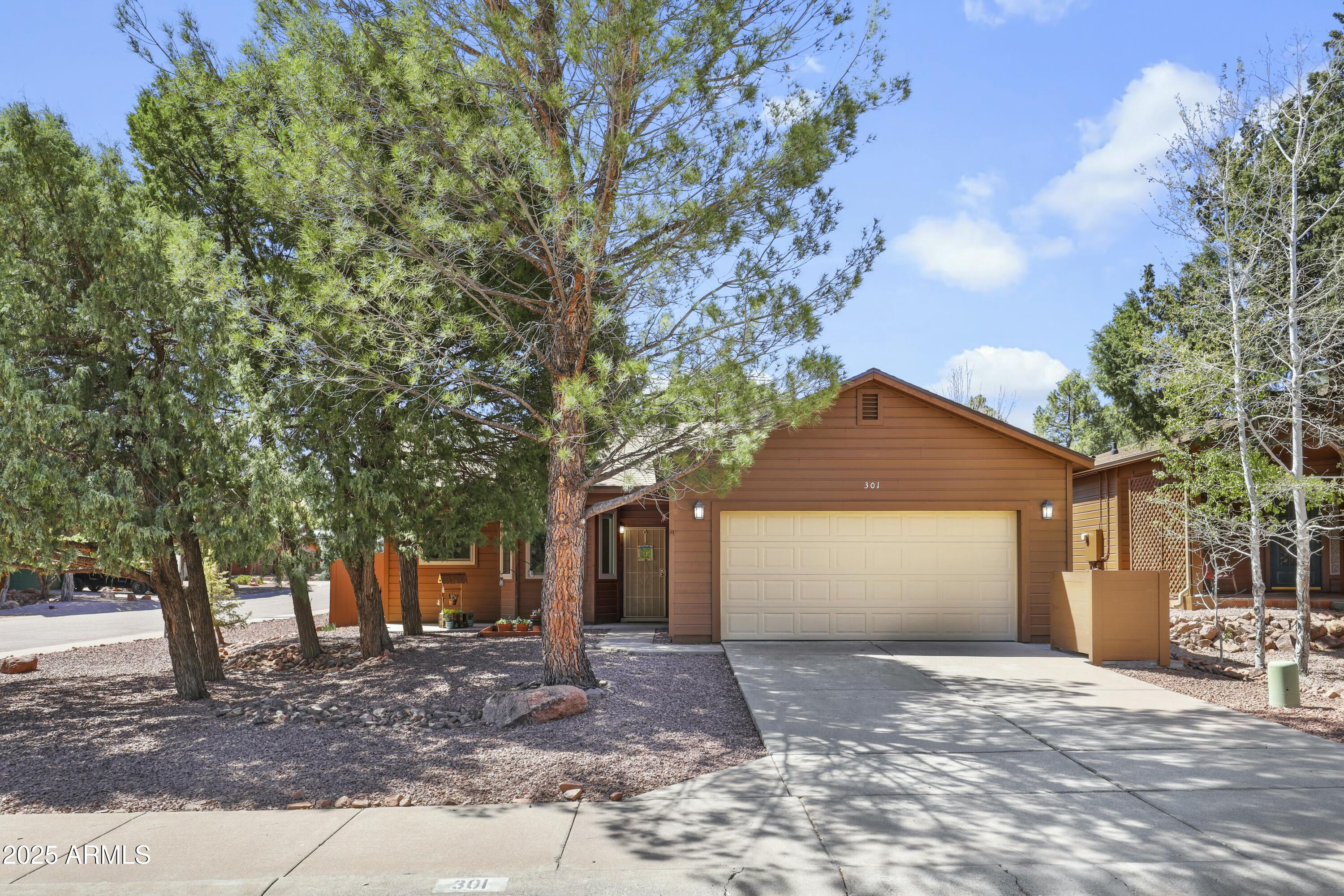 301 W CHRISTOPHER Point