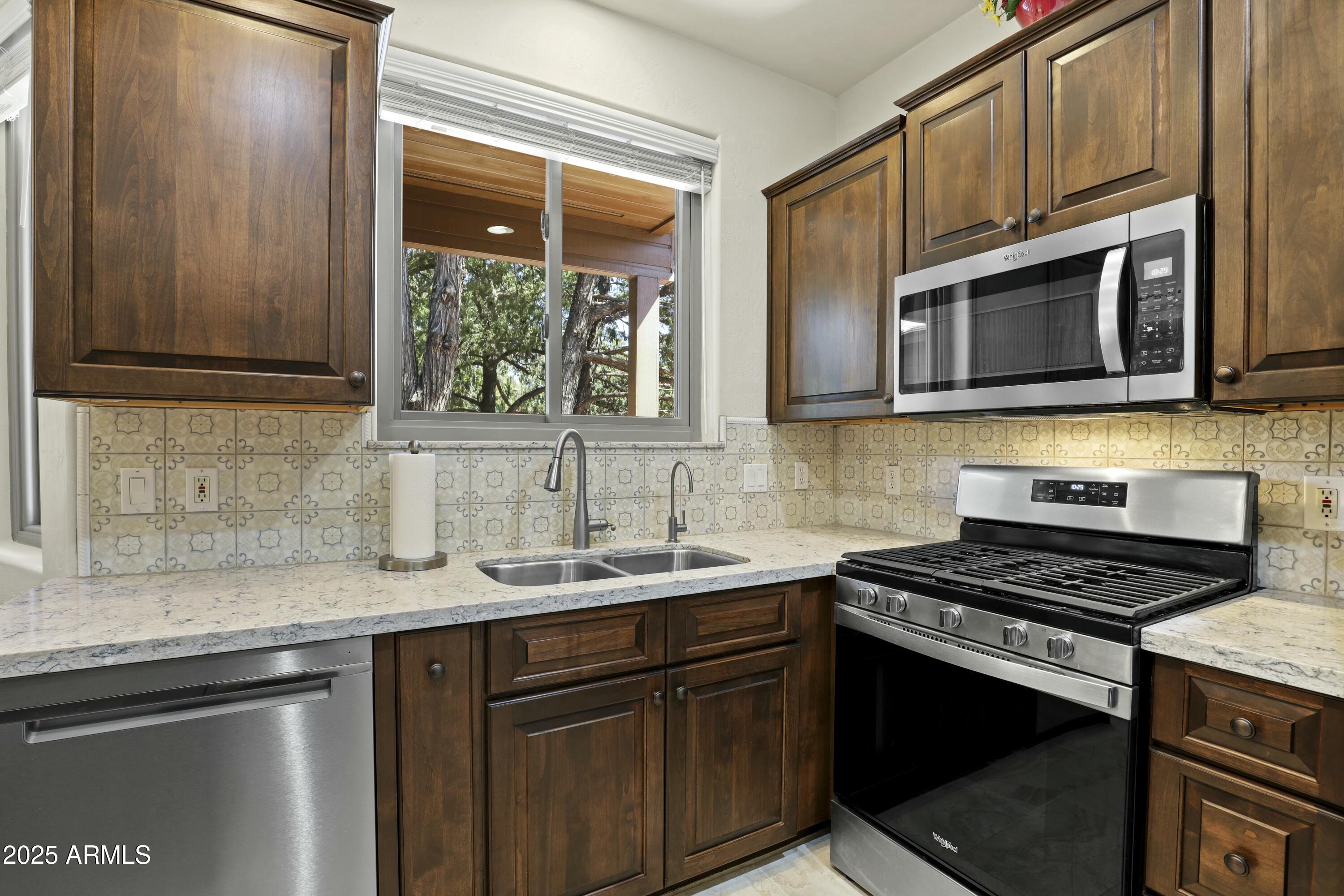 301 W CHRISTOPHER Point
