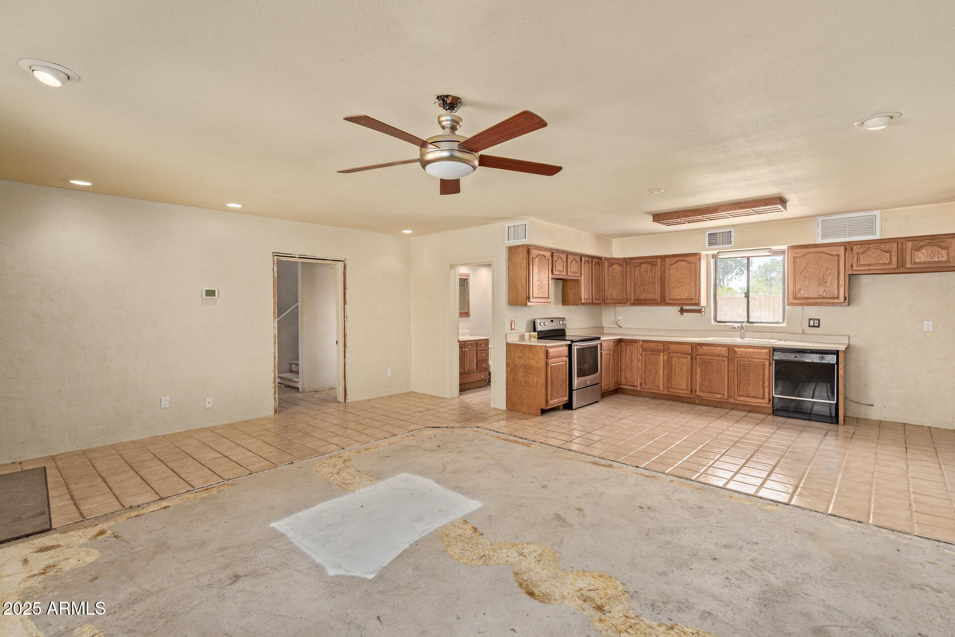 2131 E ROSE GARDEN Lane
