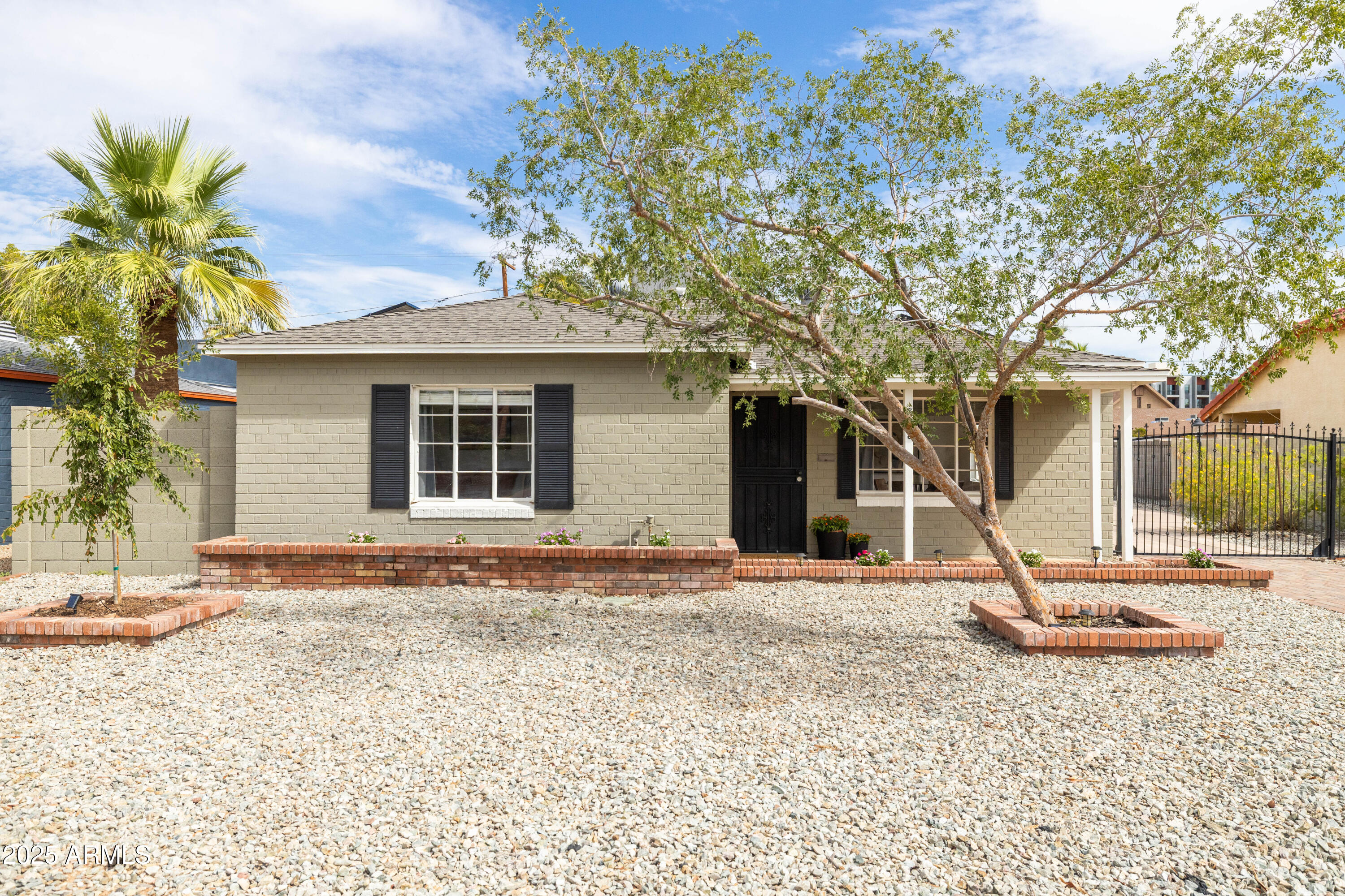828 W EARLL Drive