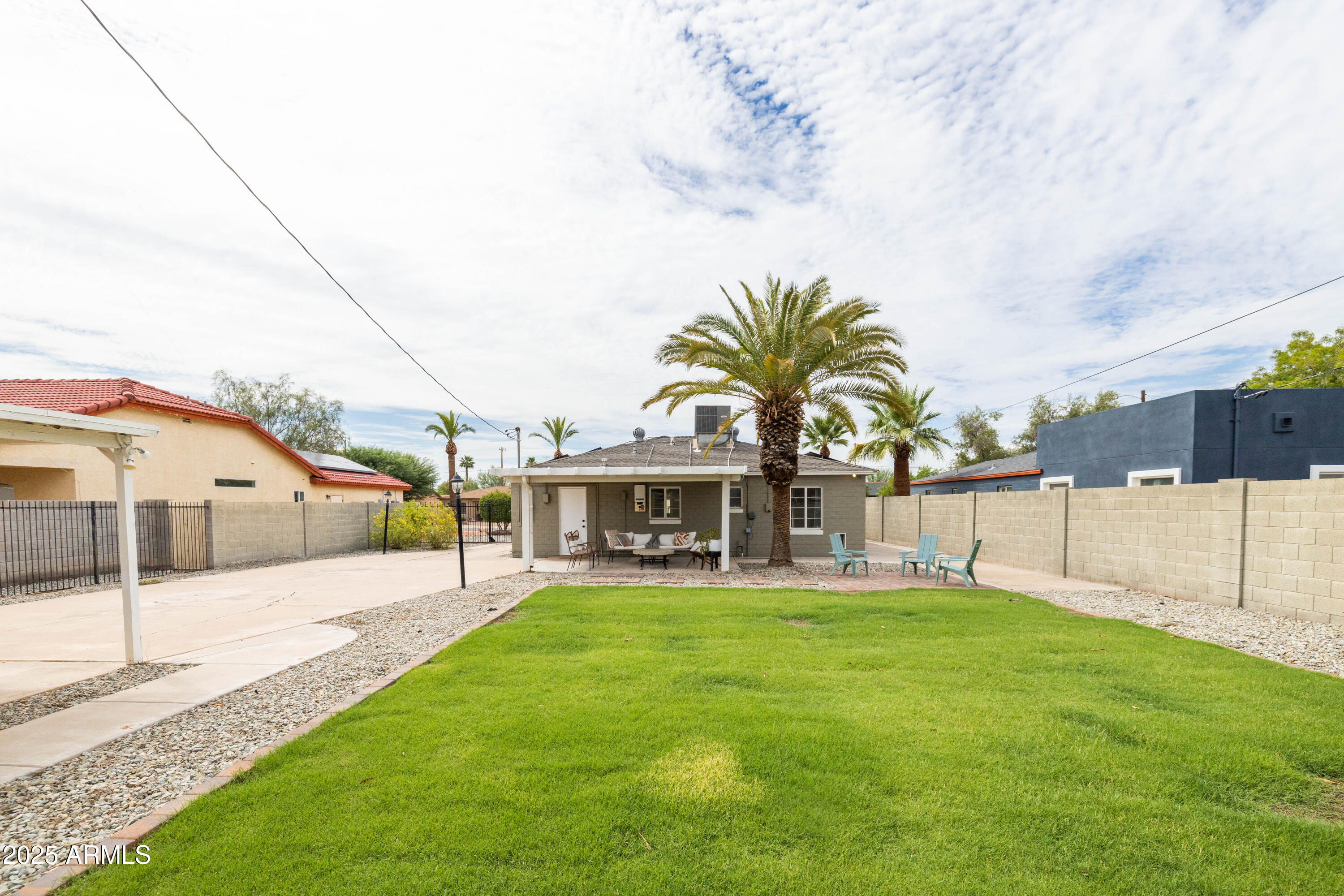 828 W EARLL Drive