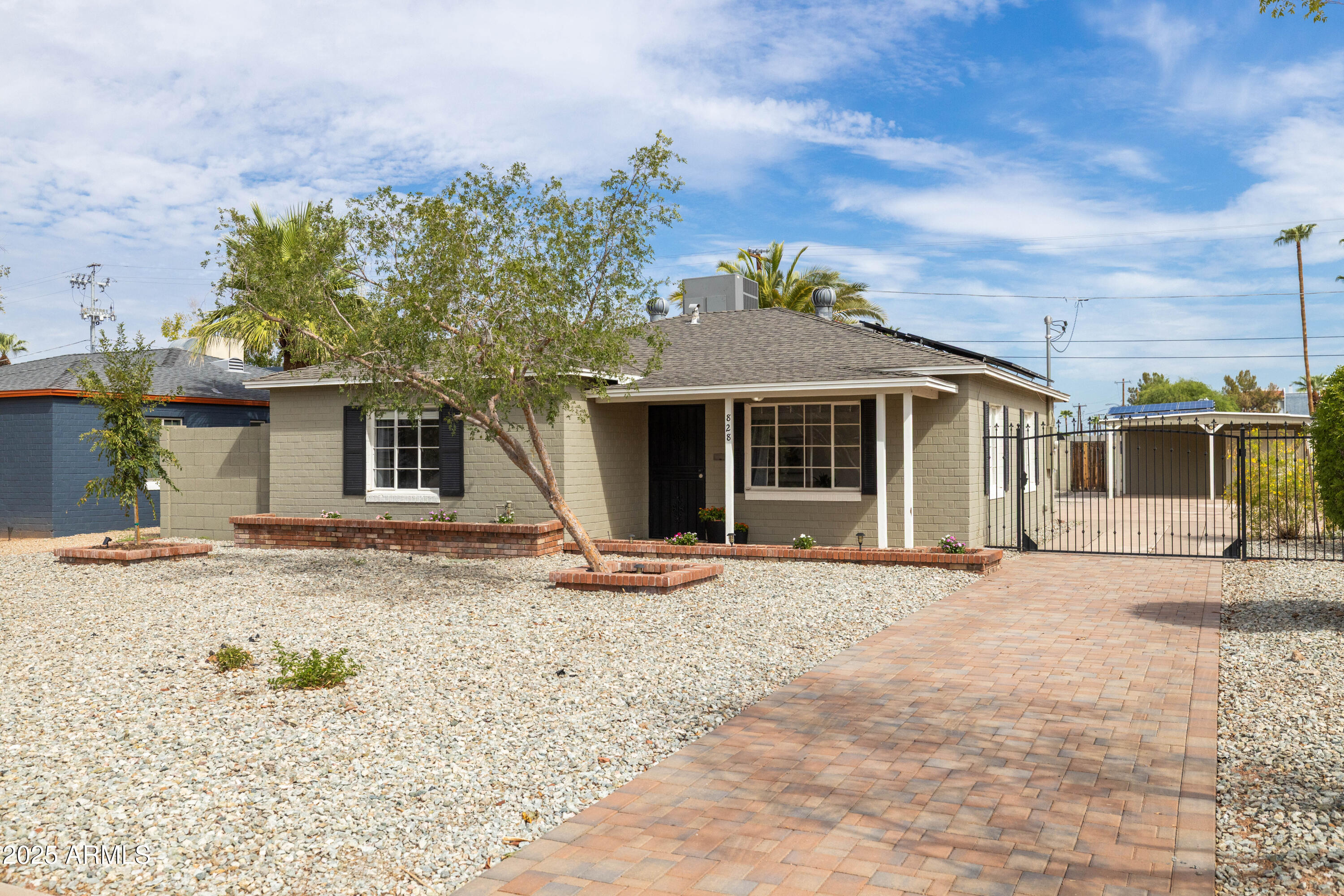 828 W EARLL Drive