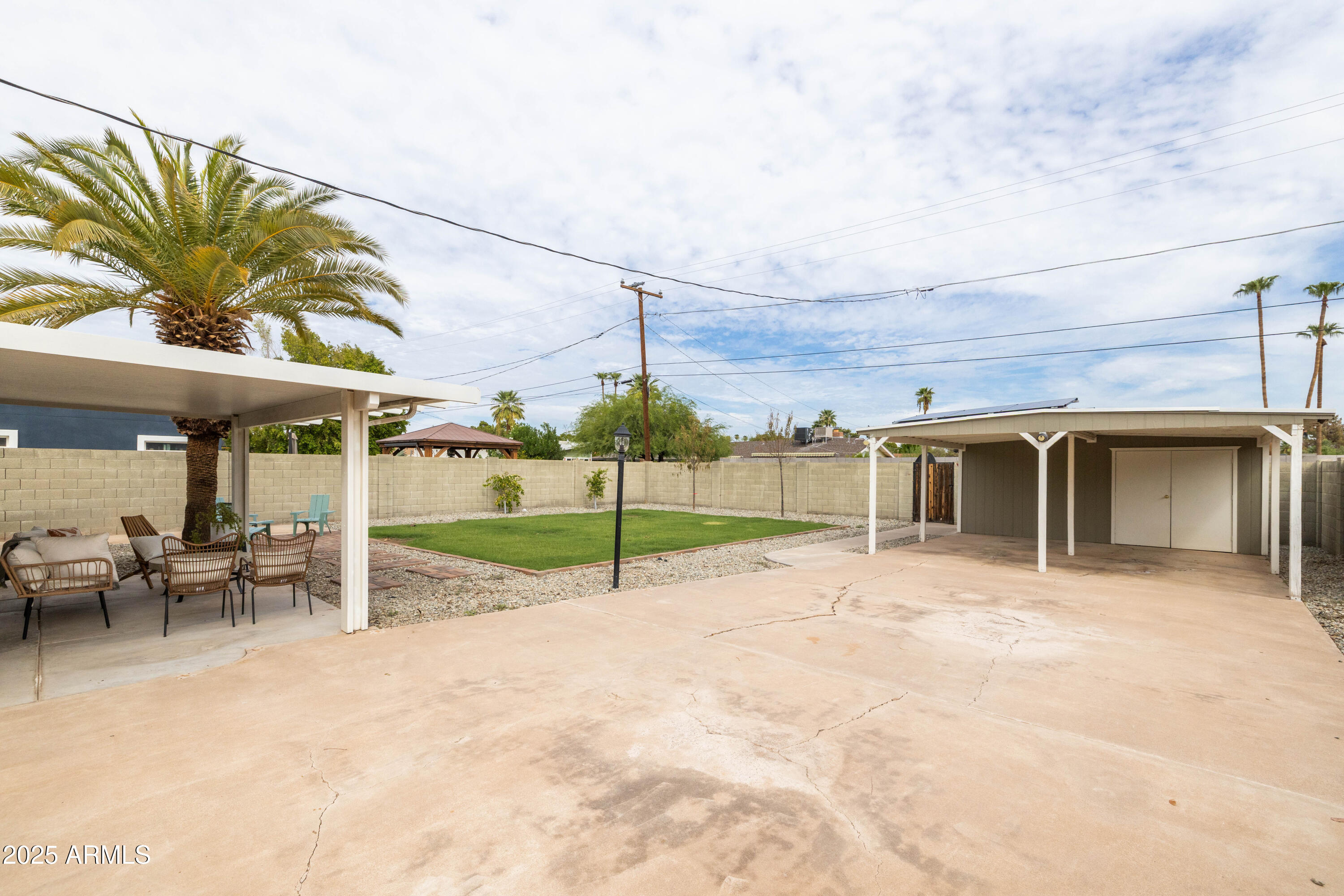 828 W EARLL Drive