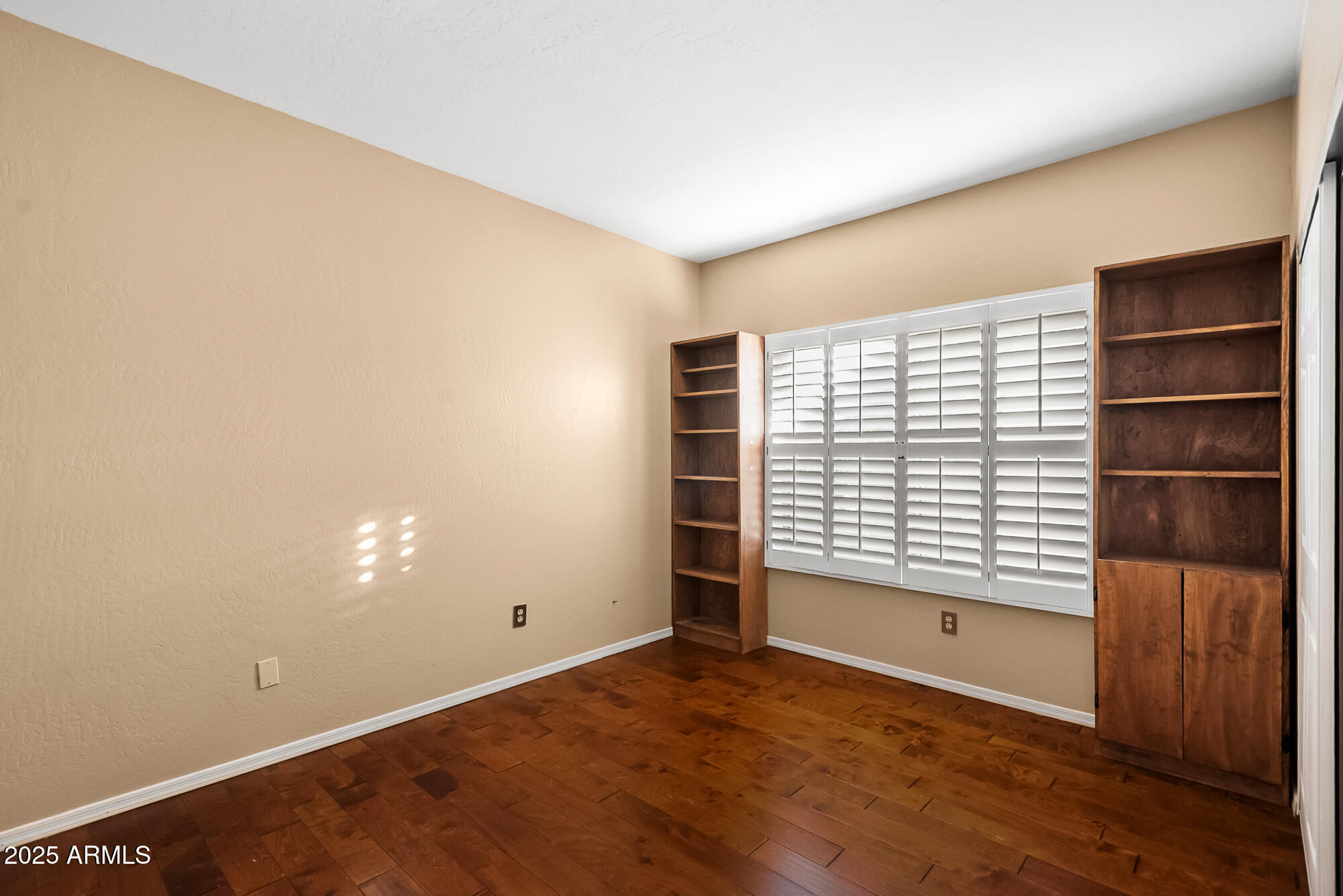 1023 E FOREST HILLS Drive