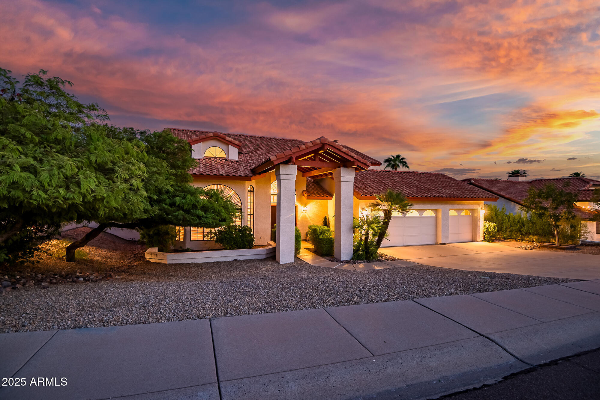 1023 E FOREST HILLS Drive