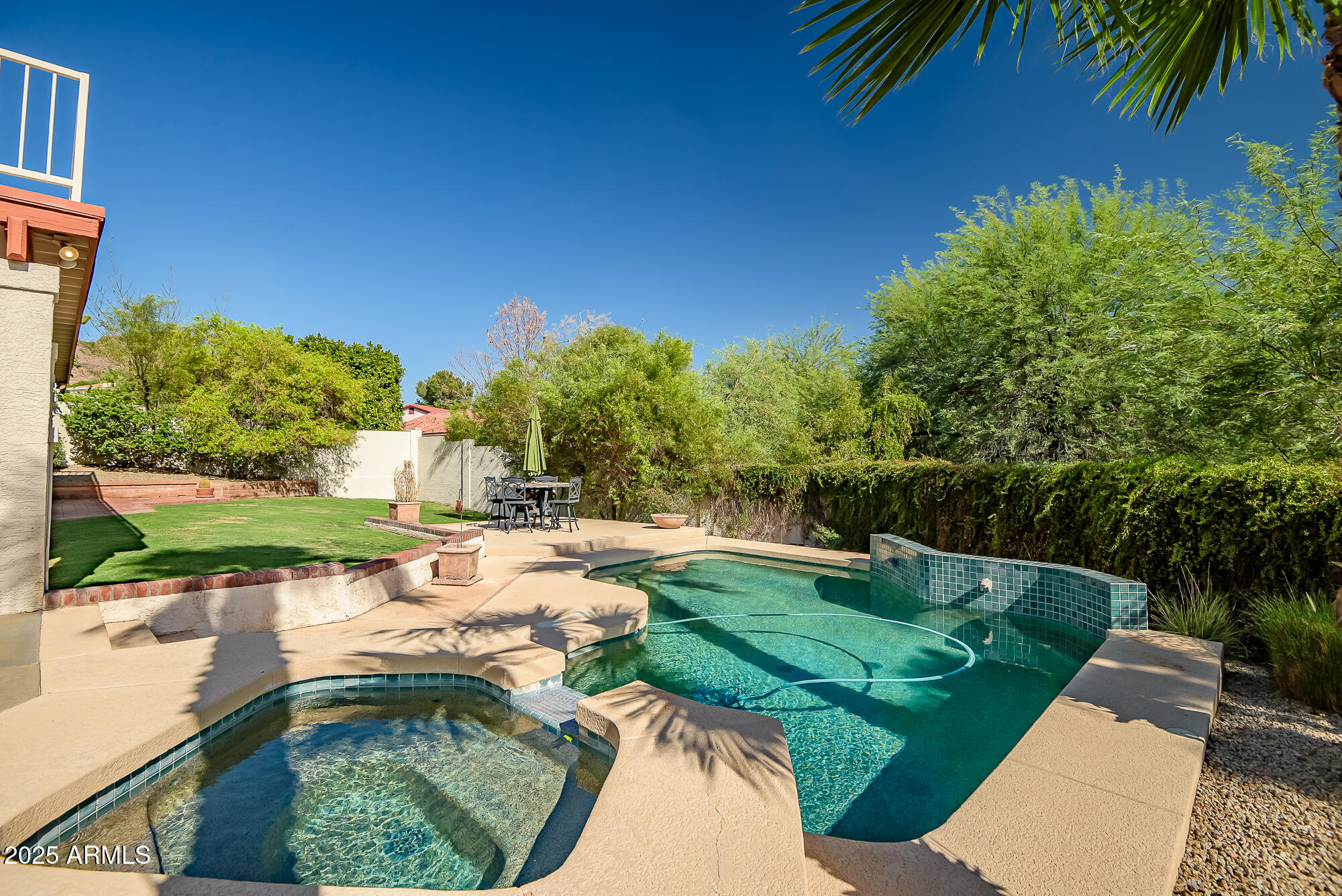 1023 E FOREST HILLS Drive