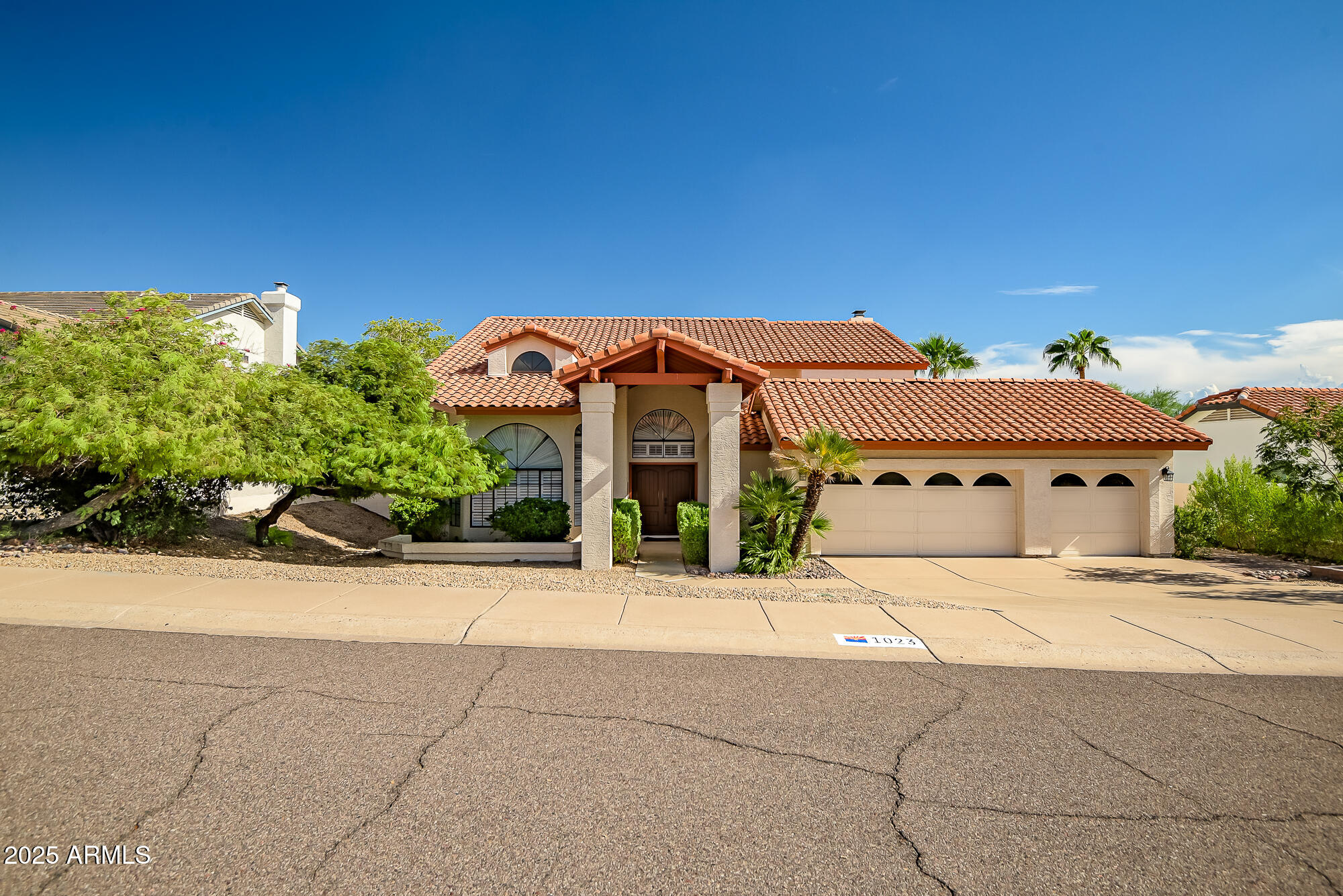 1023 E FOREST HILLS Drive