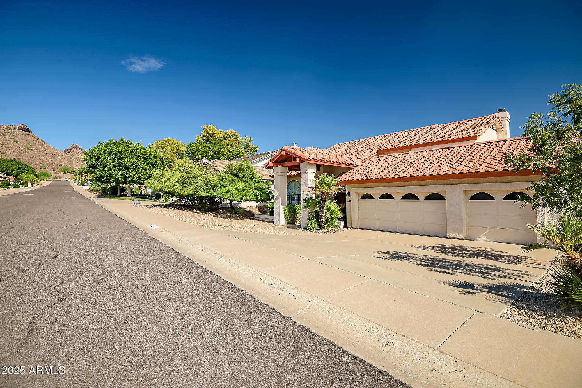 1023 E FOREST HILLS Drive