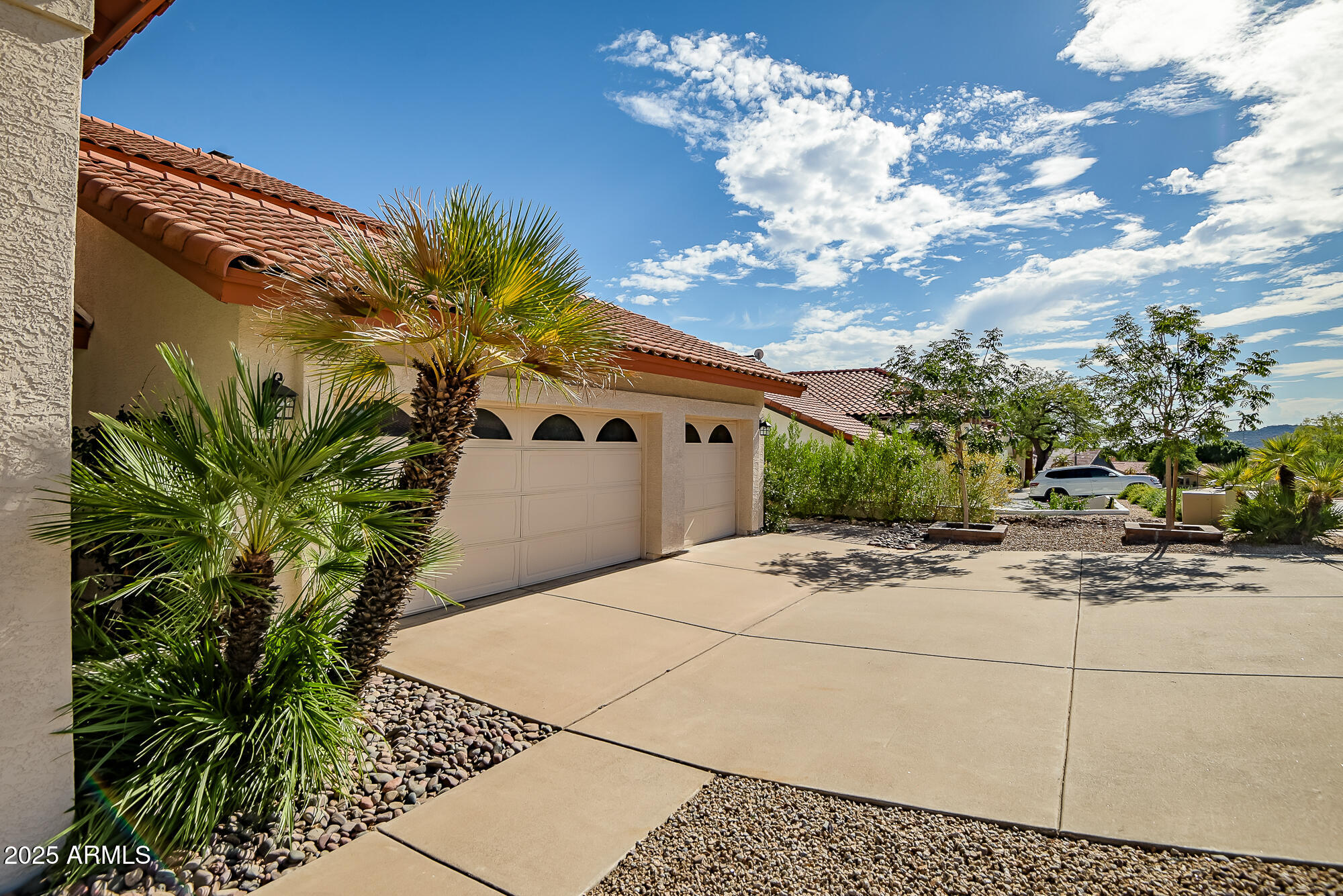 1023 E FOREST HILLS Drive