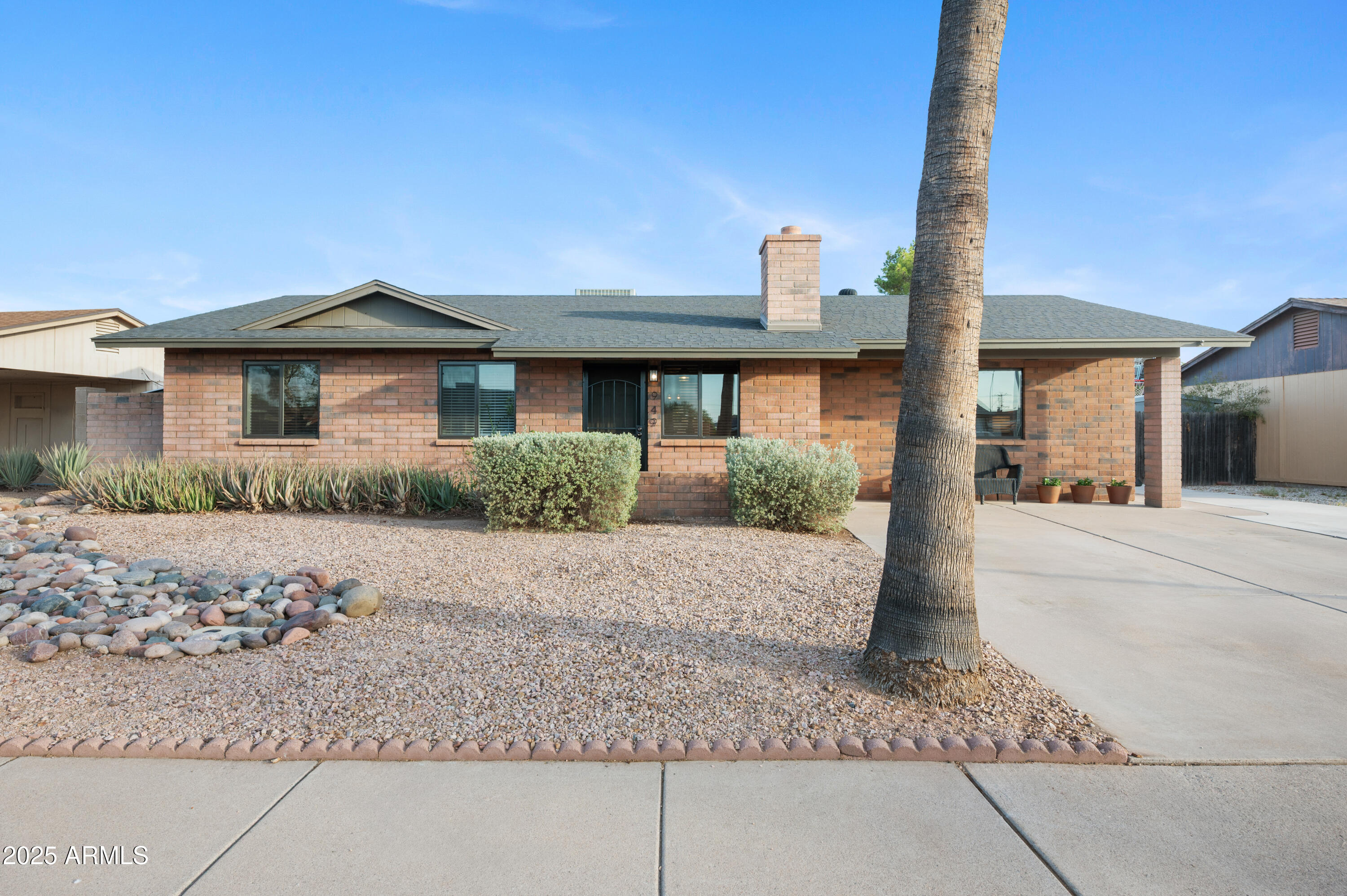 949 W Hackamore Street