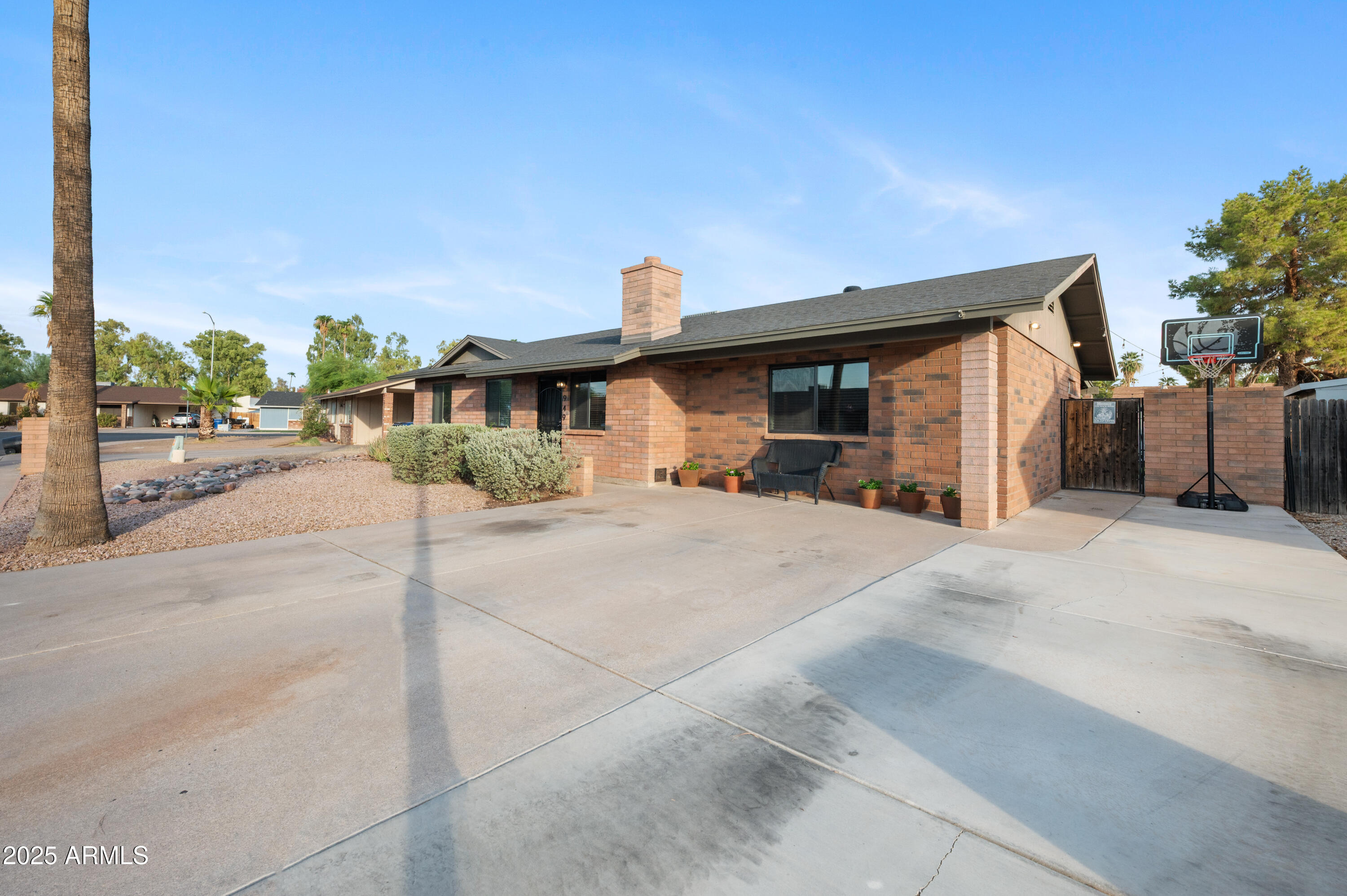 949 W Hackamore Street