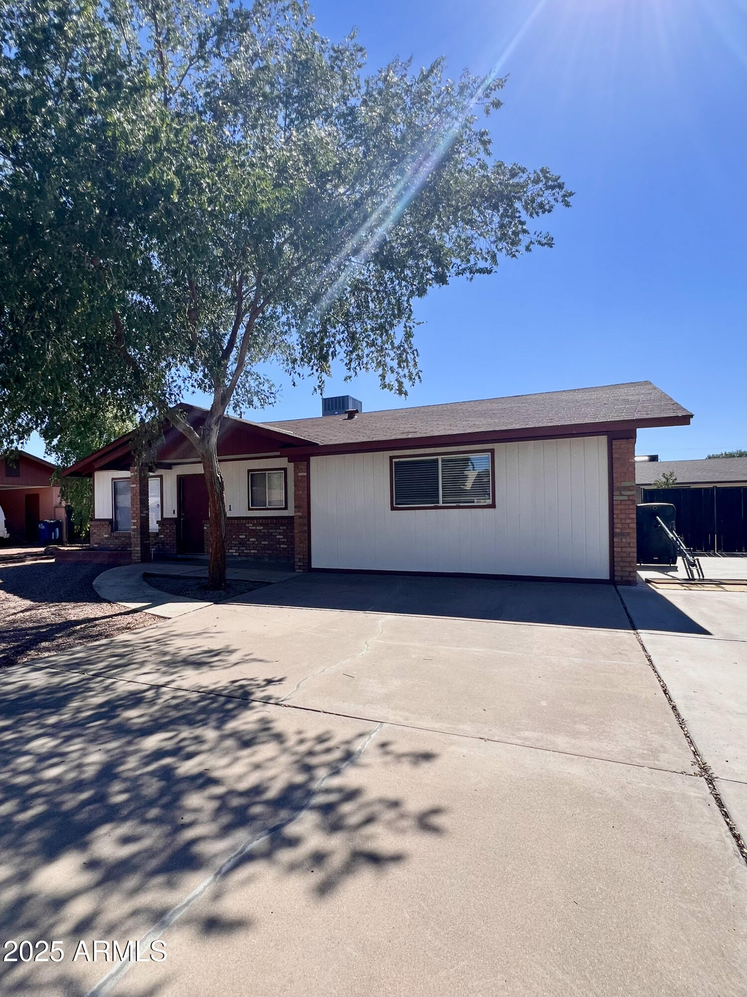 121 E OLIVE Avenue