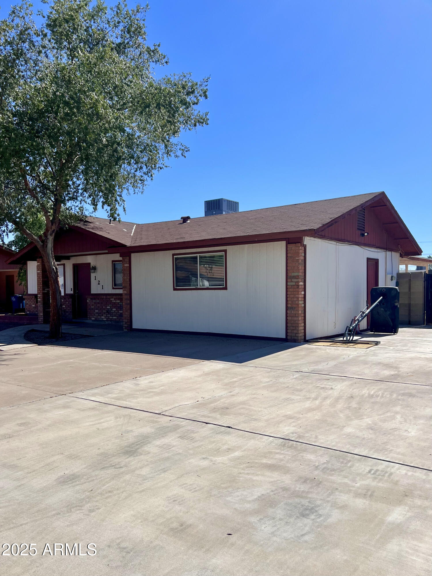 121 E OLIVE Avenue