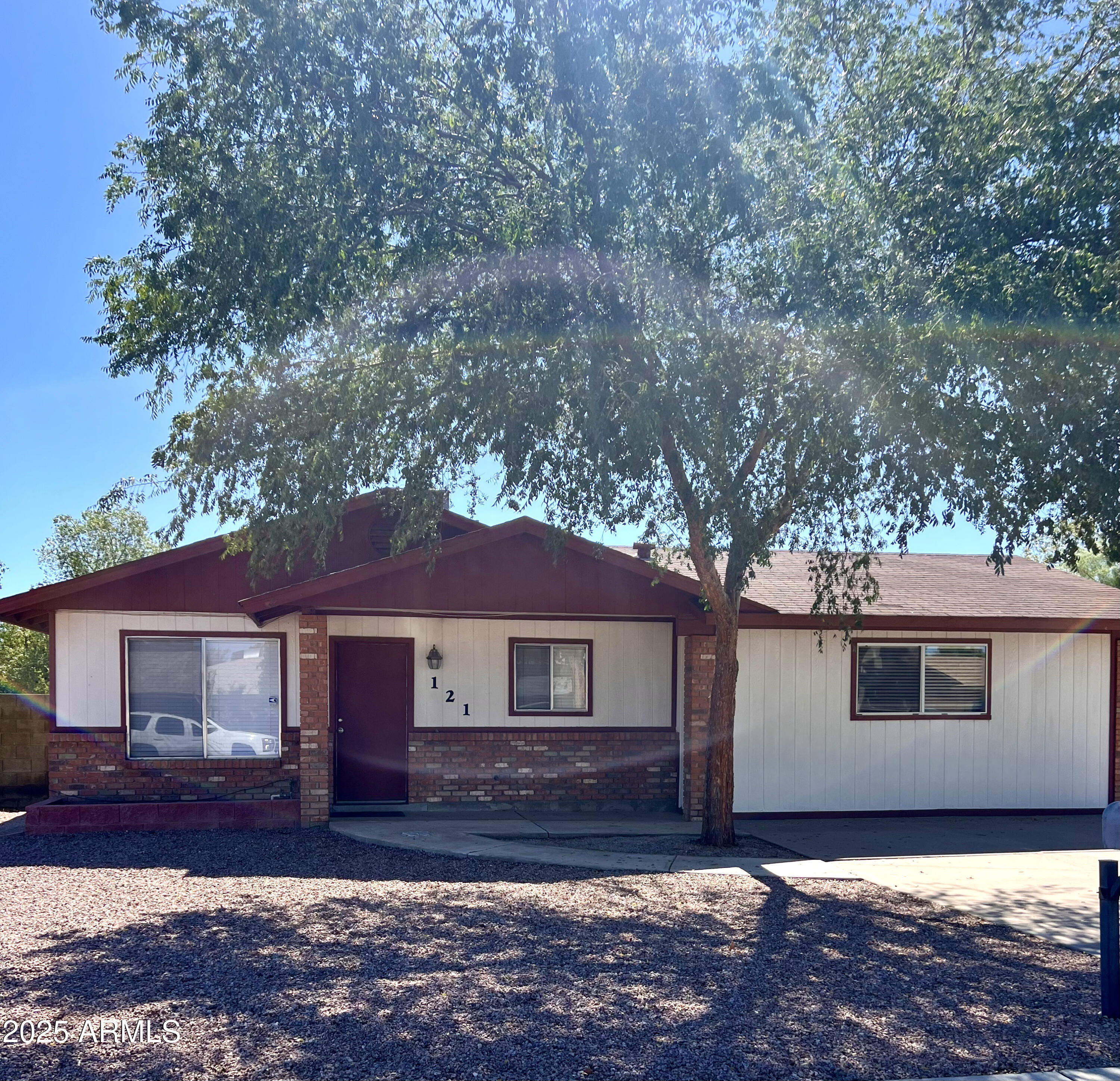 121 E OLIVE Avenue