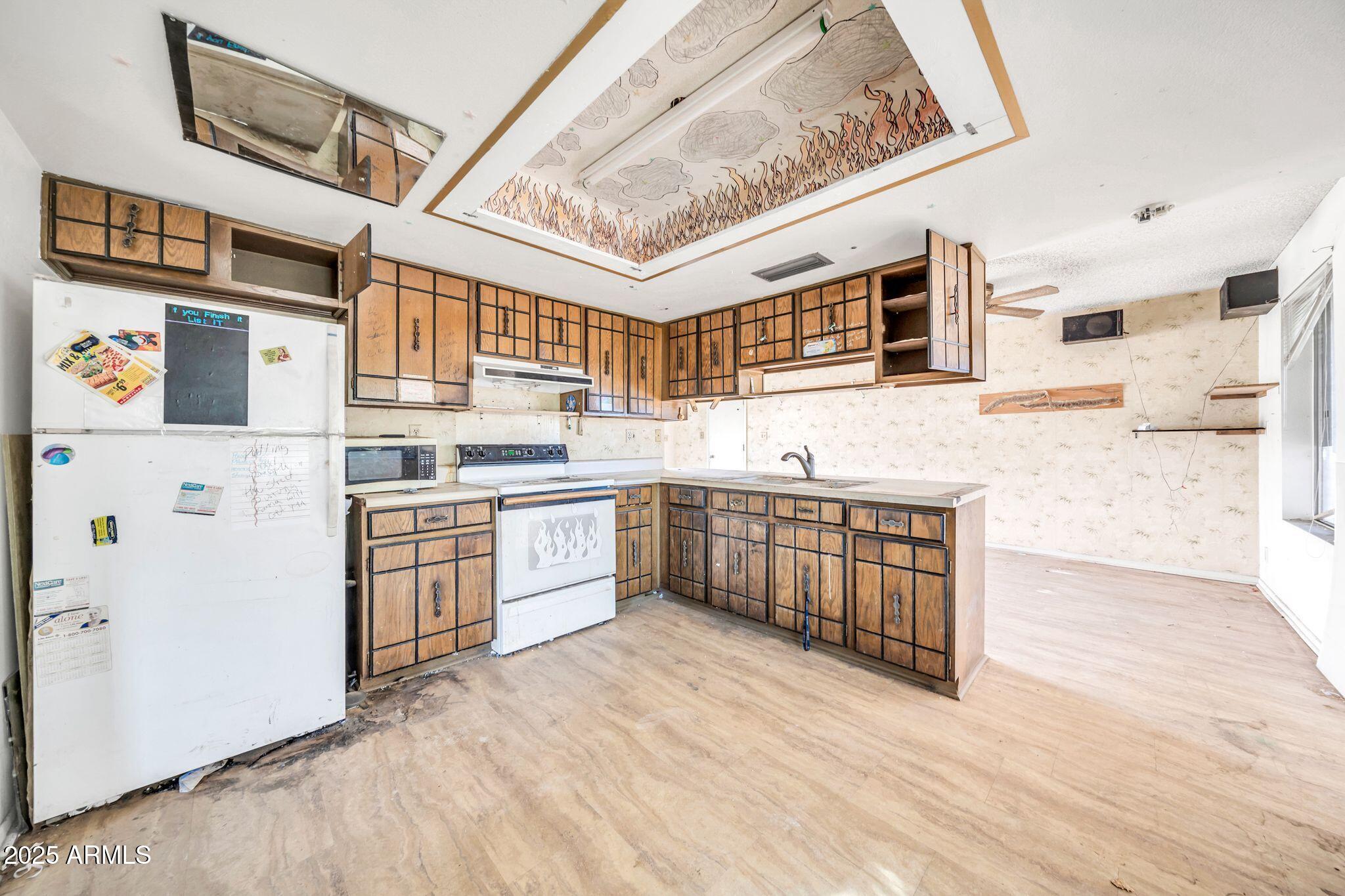1526 W MURIEL Drive