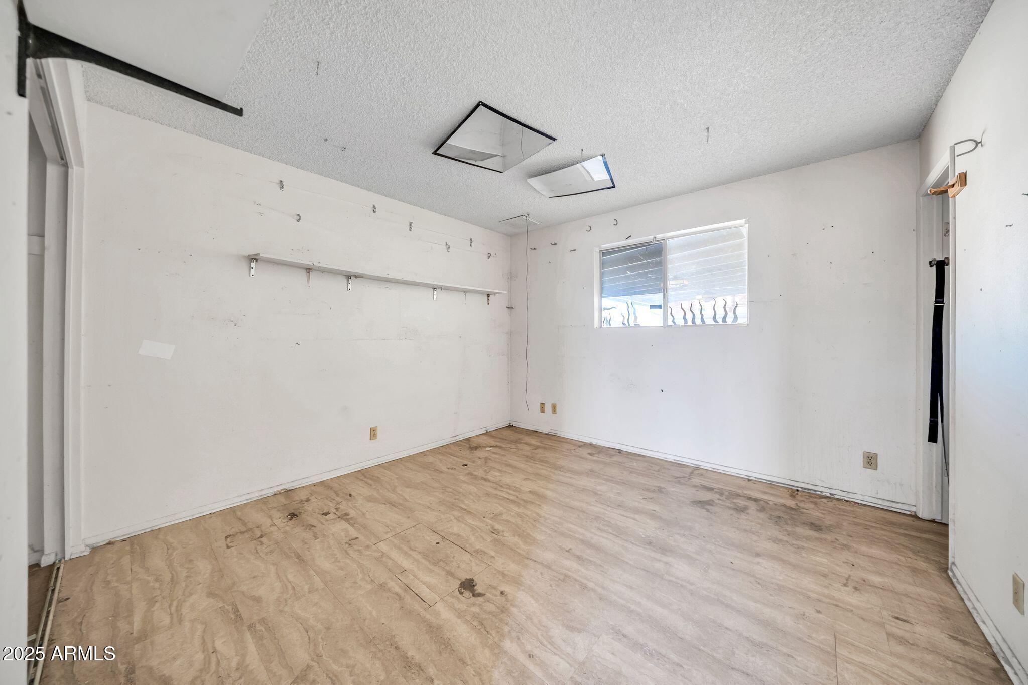 1526 W MURIEL Drive