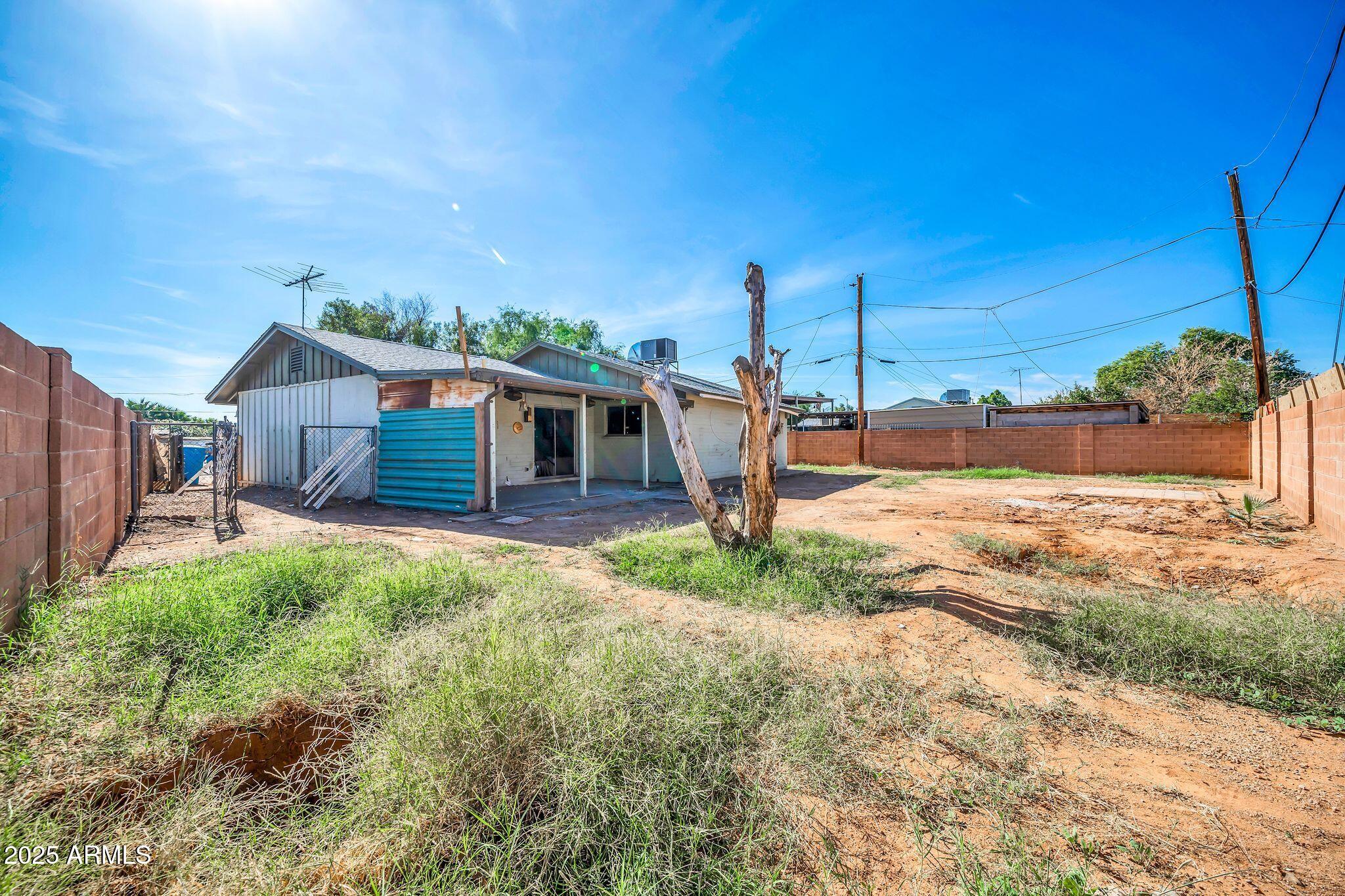 1526 W MURIEL Drive