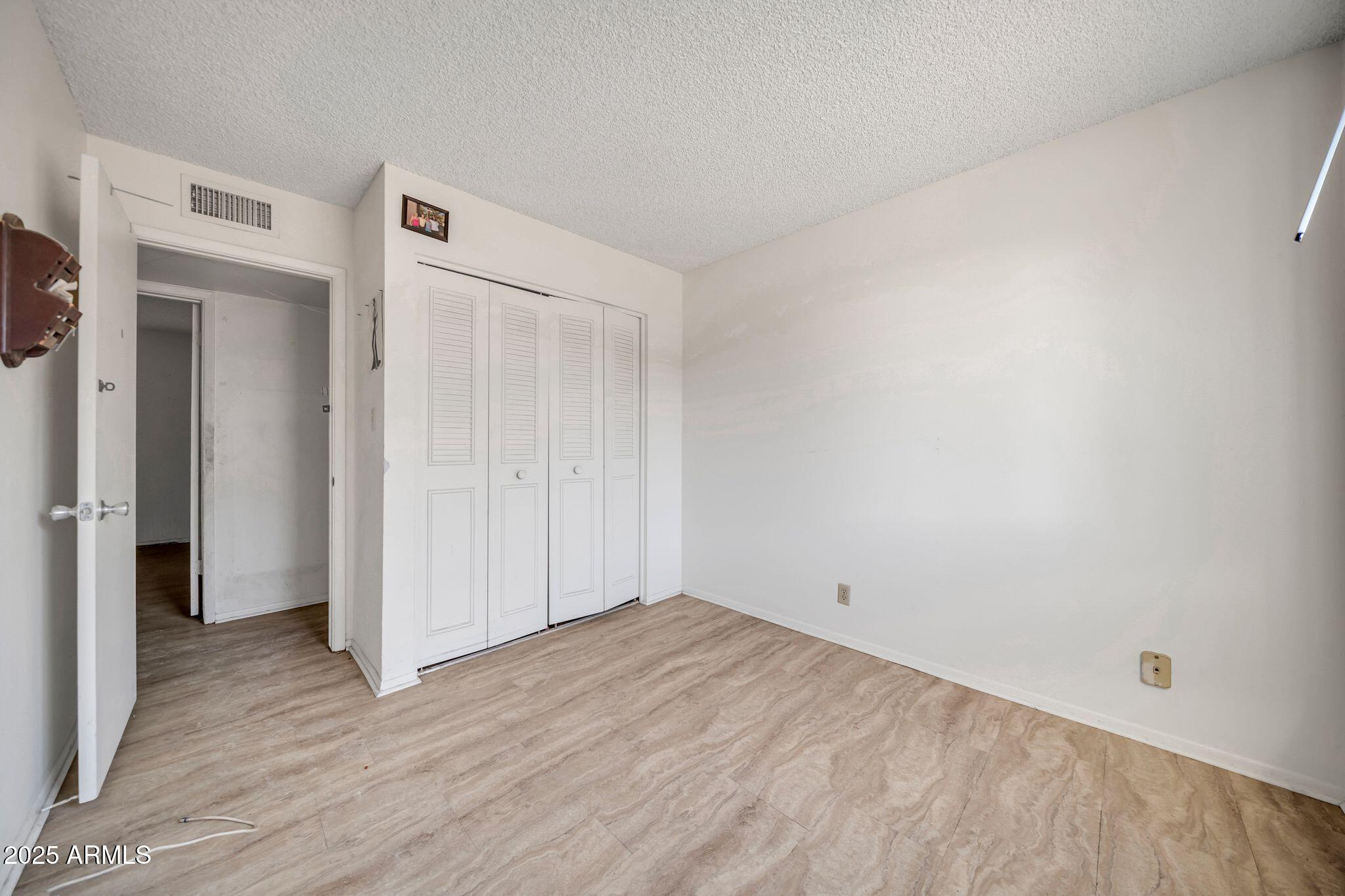 1526 W MURIEL Drive