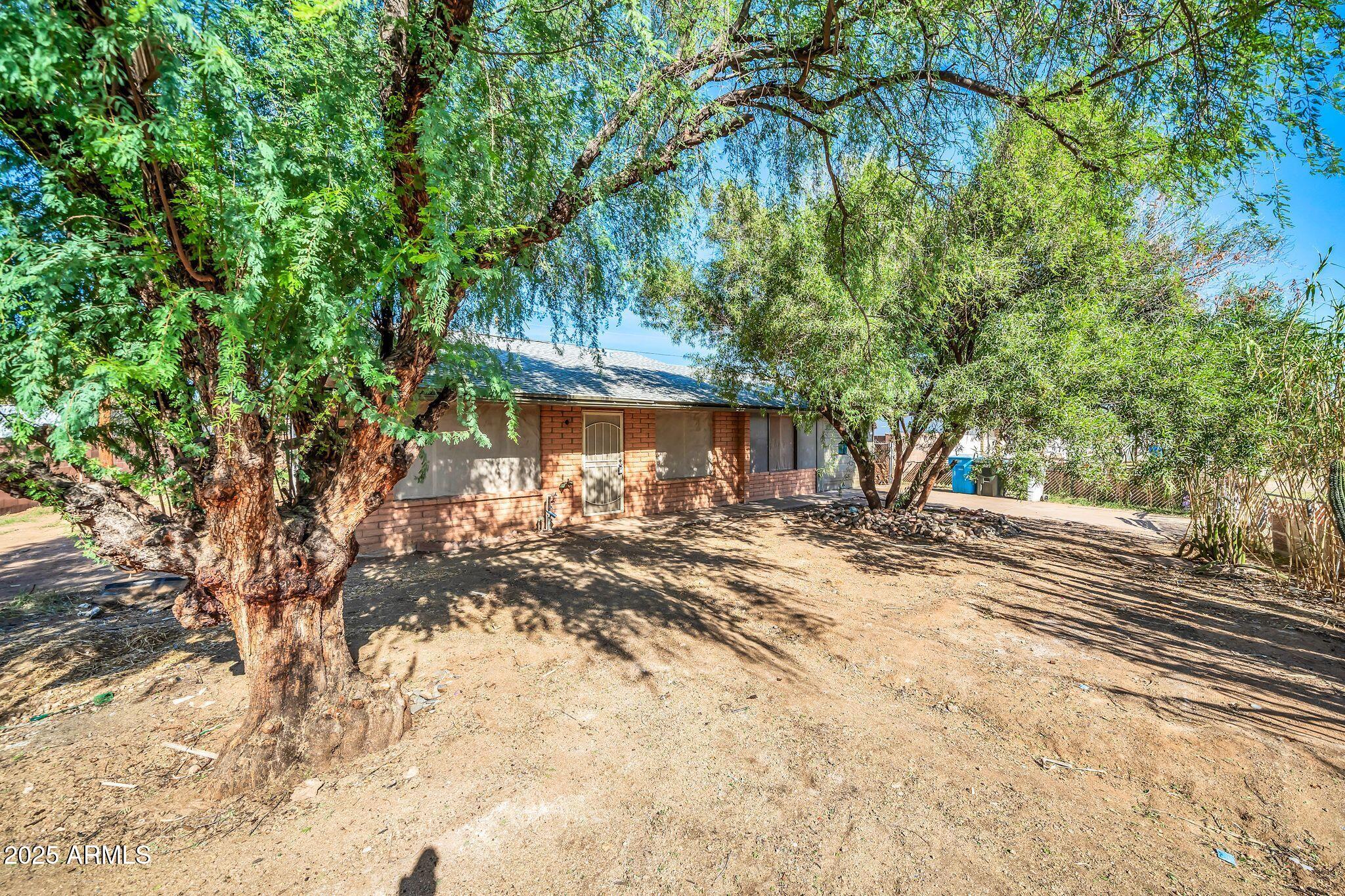1526 W MURIEL Drive