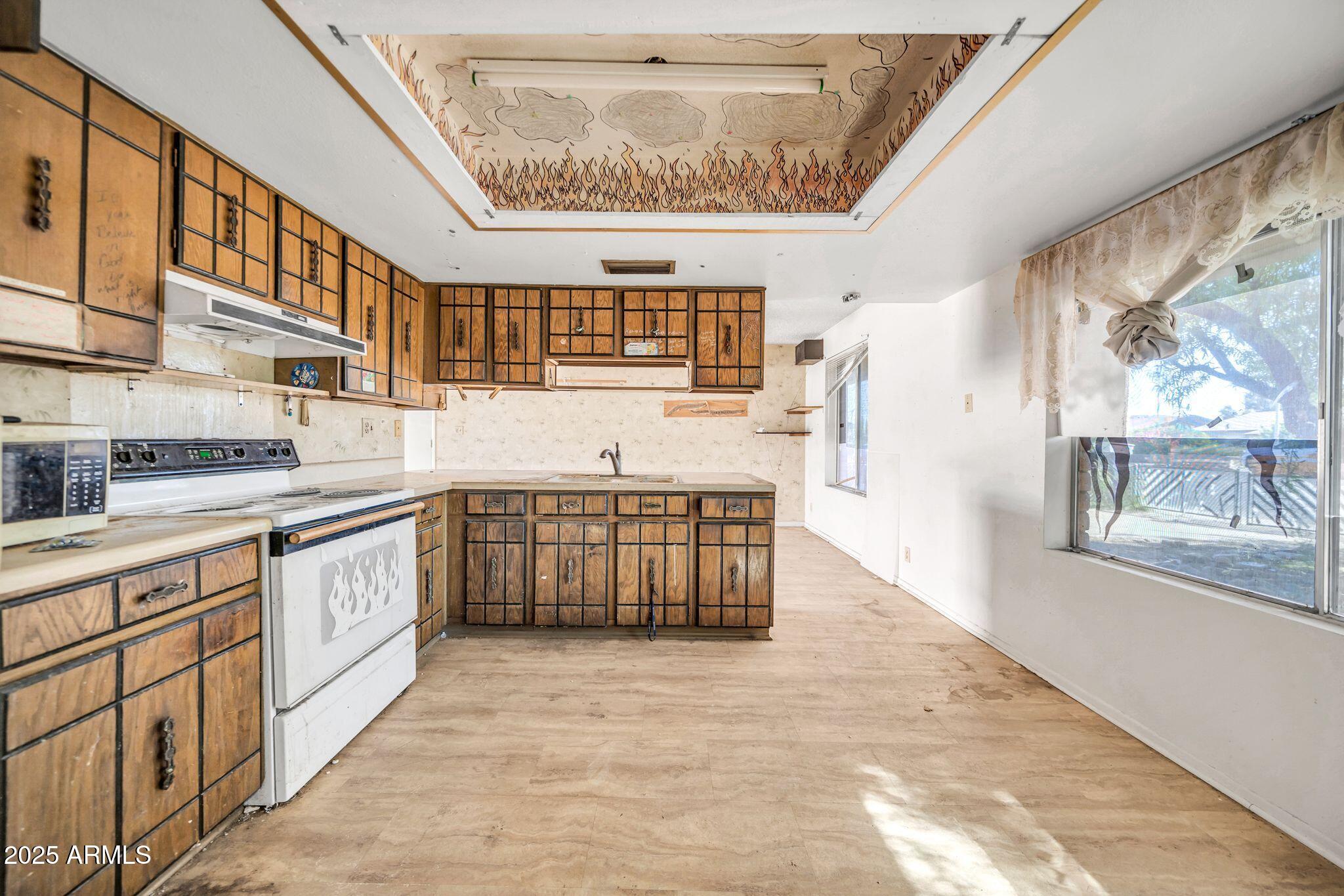 1526 W MURIEL Drive