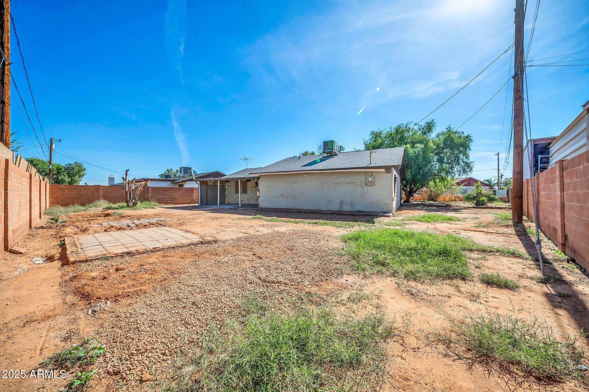 1526 W MURIEL Drive